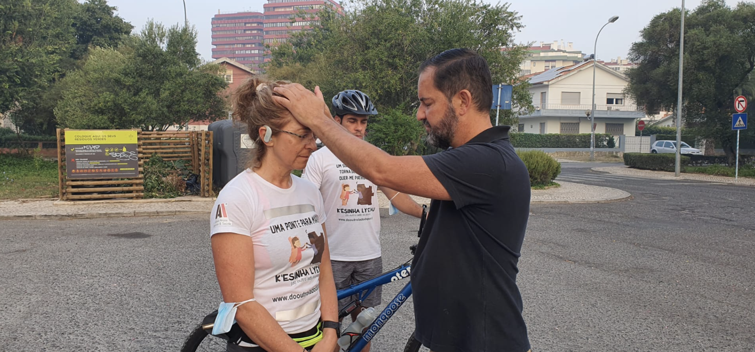 O padre Nuno Westwood abençoa a cabeleireira antes da sua primeira meia-maratona. 