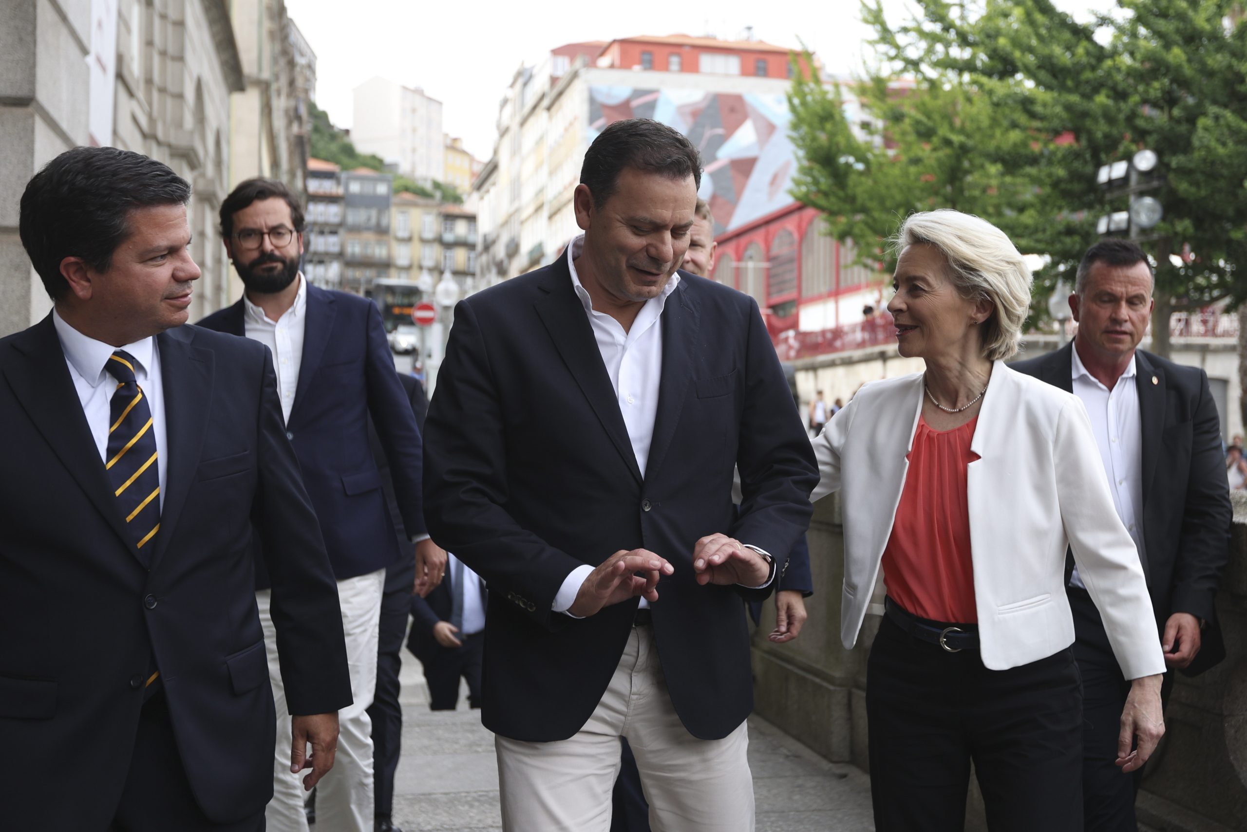 Montenegro segue Von der Leyen. “Não há qualquer mandato” para contactos com a Rússia em nome da UE 