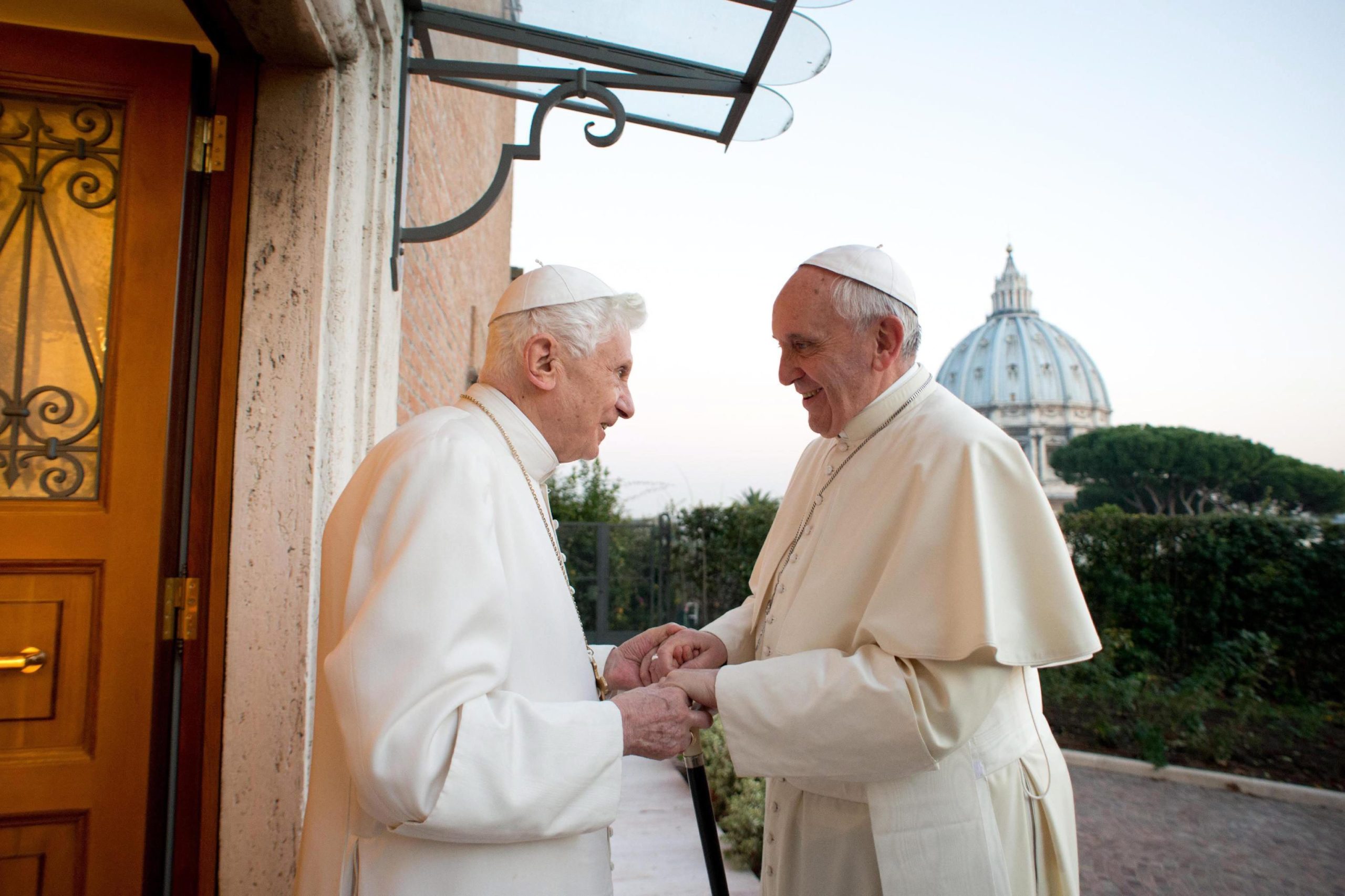 “Está muito doente”. Papa Francisco pede orações por Bento XVI