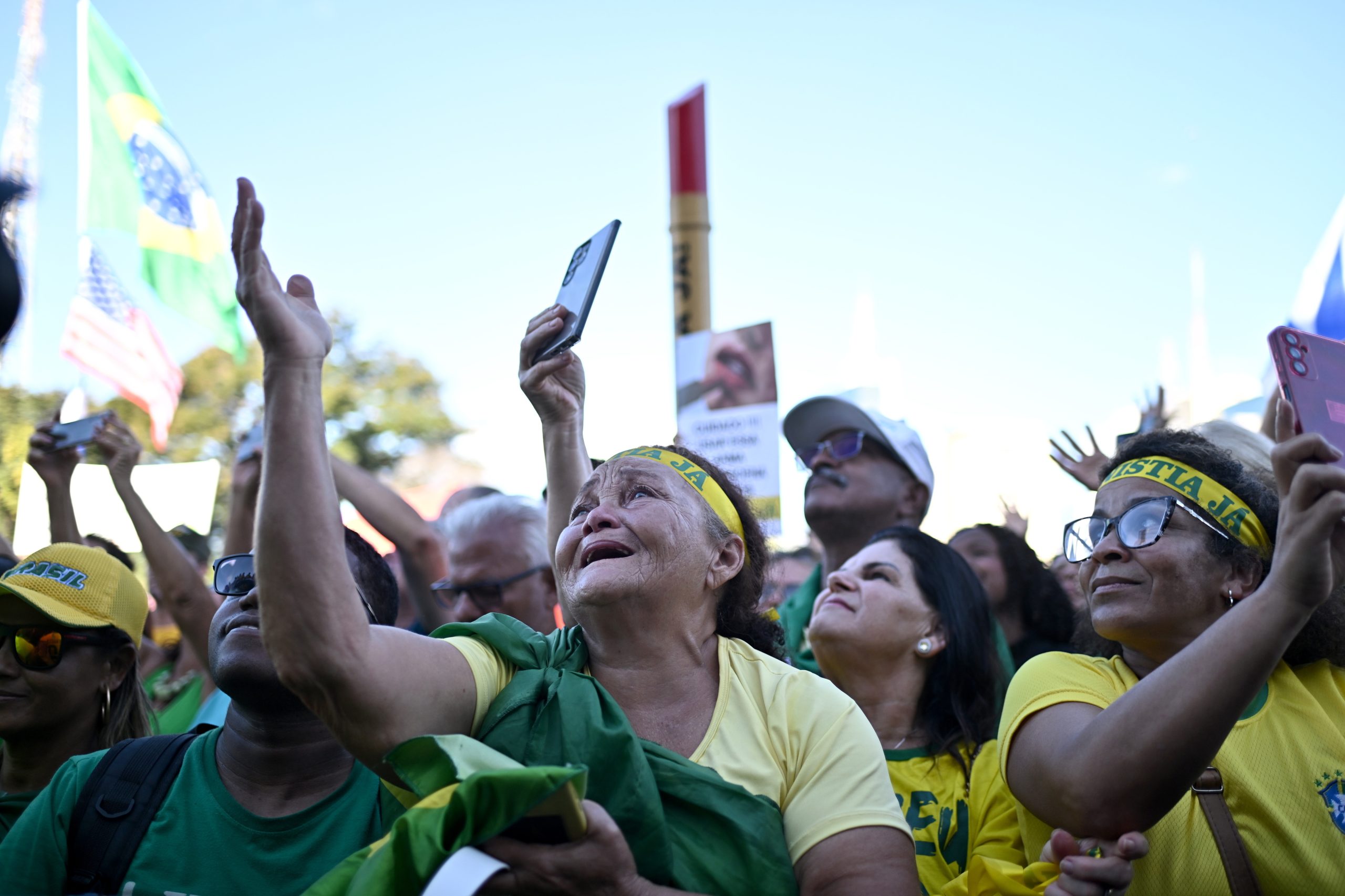 Manifestantes bolsonaristas pedem amnistia no regresso ‘ao lugar do crime’