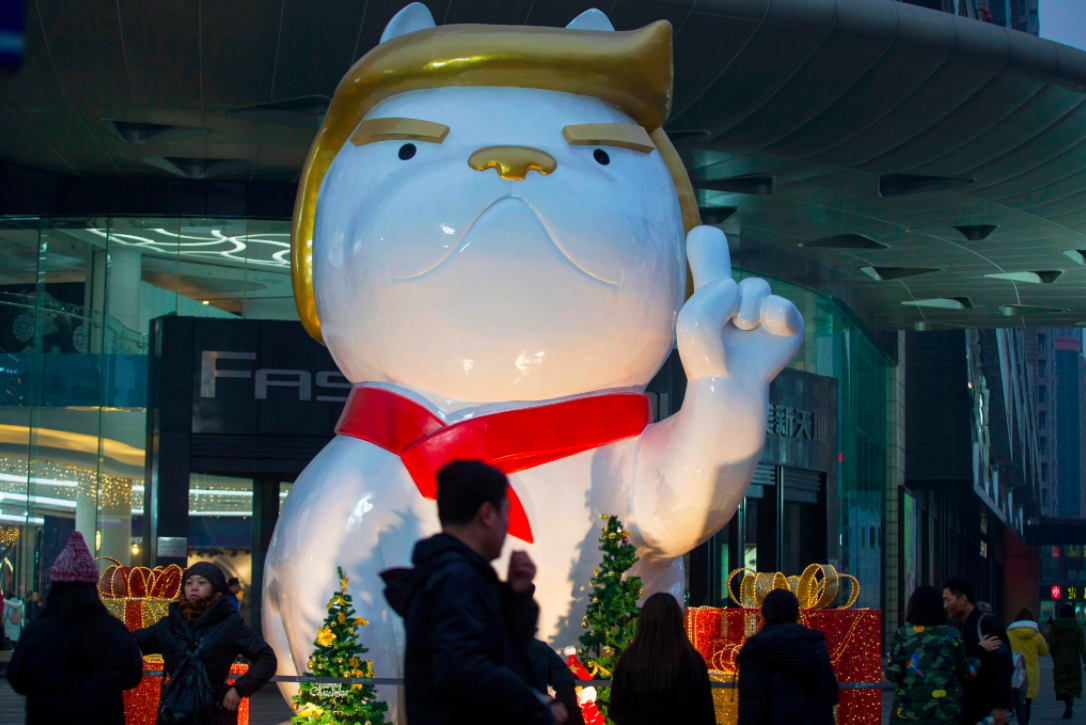 Ano Novo Chinês celebrado com estátua de Trump em “versão canina”