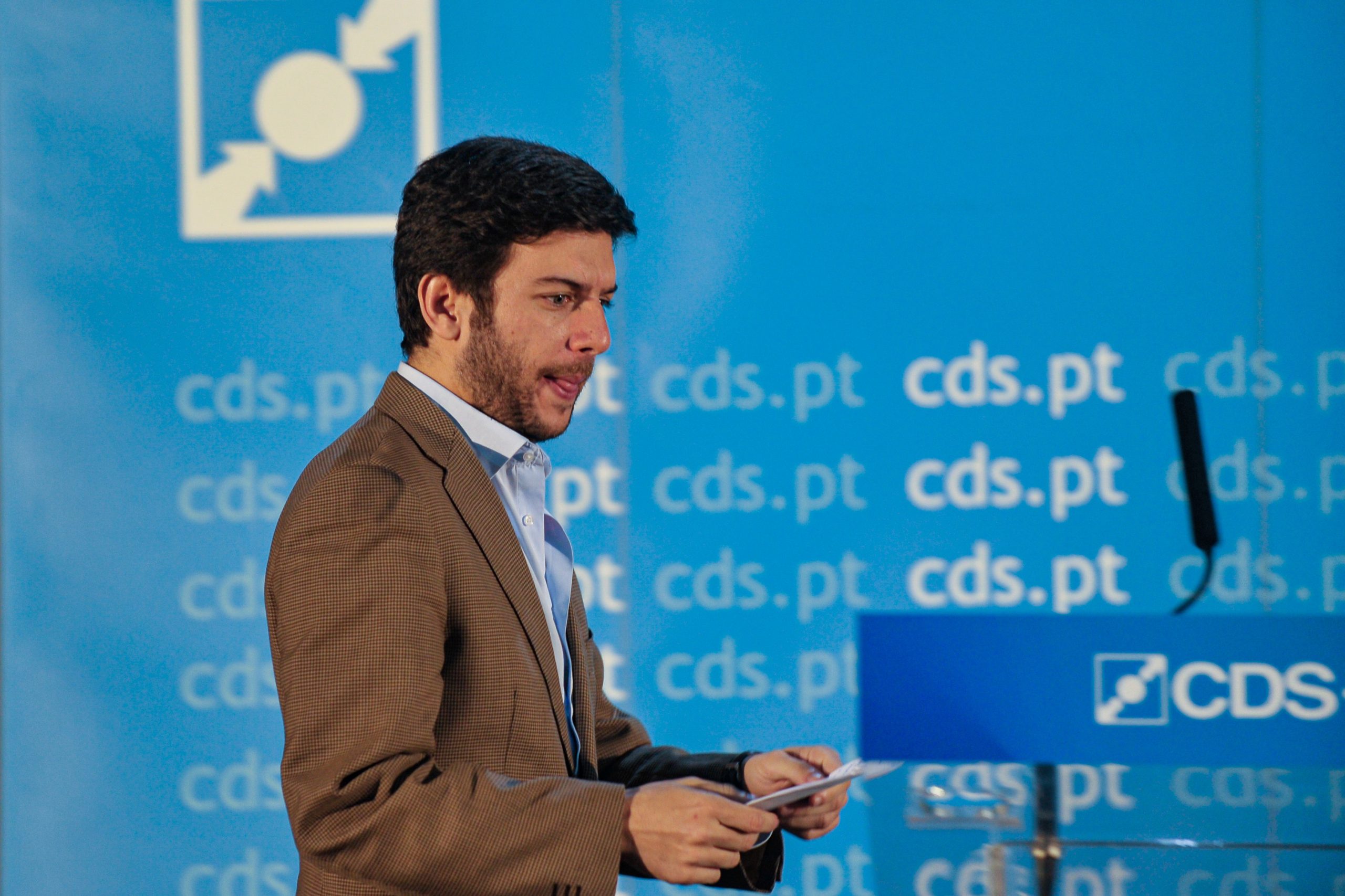 Covid-19: CDS-PP quer explicações sobre preparativos para atacar surto