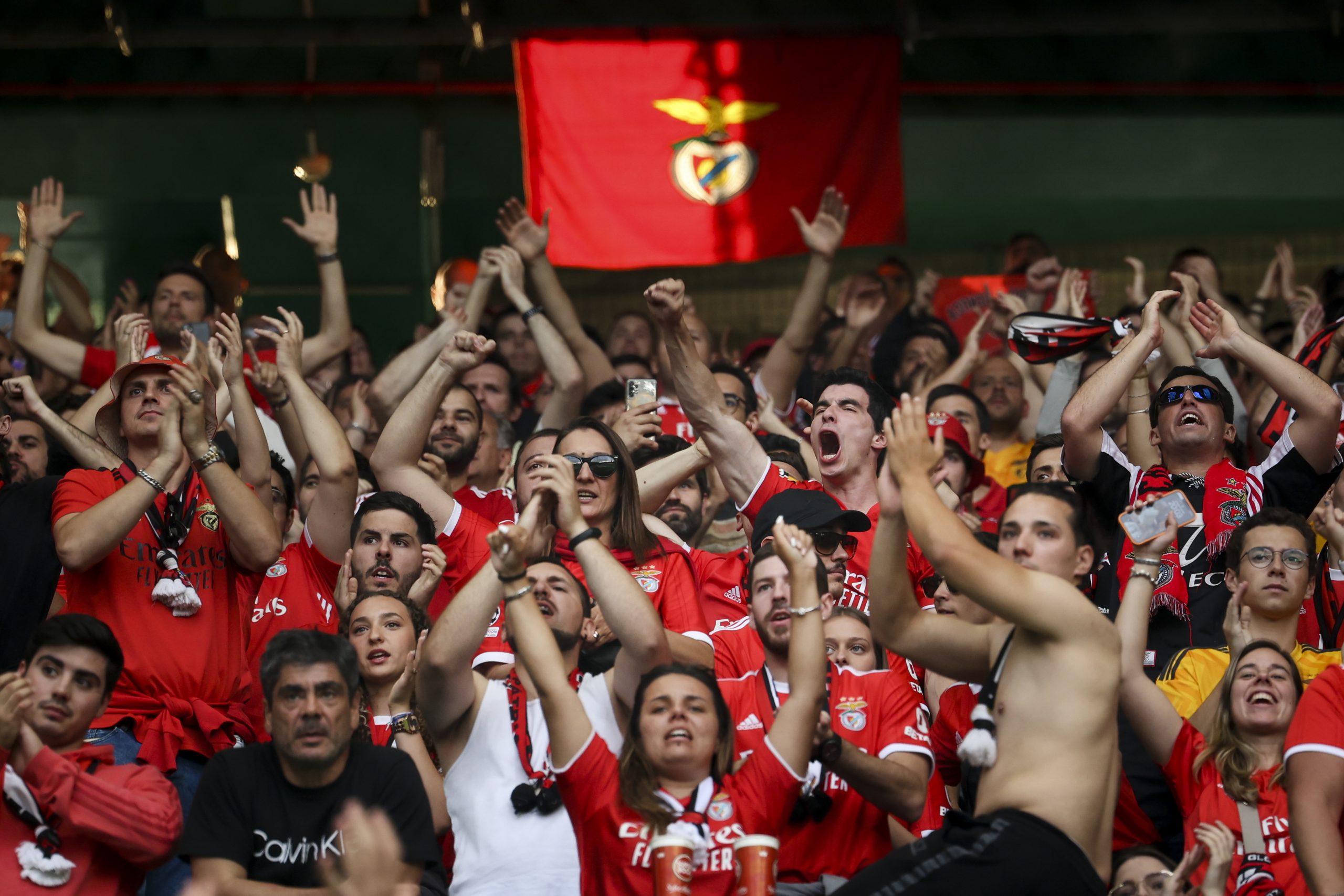 Adeptos do Benfica ‘espalhados’ por Alvalade encaminhados para bancada lateral