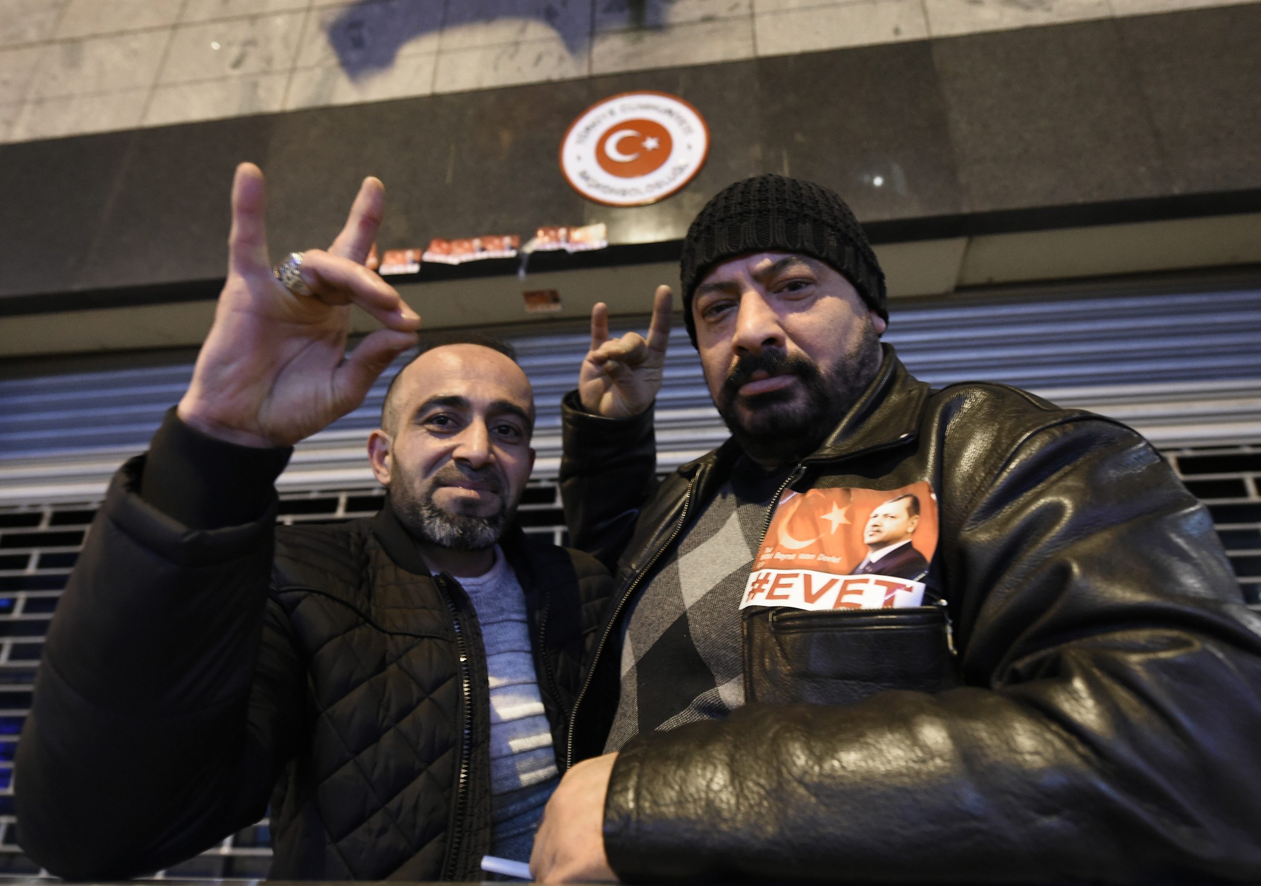 Manifestação de turcos pró-Erdogan em Amsterdão dispersa pela polícia com canhões de água