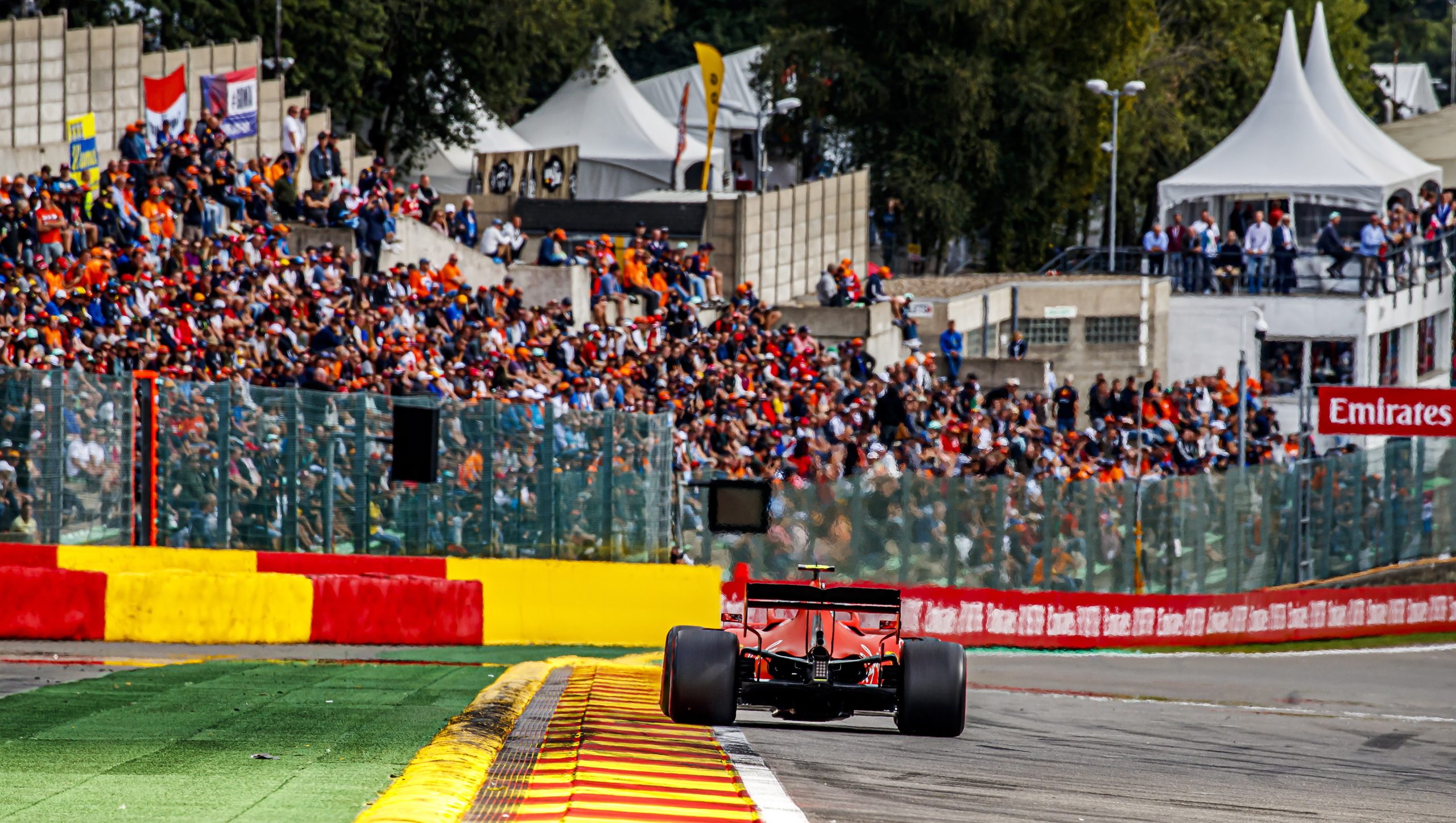 Leclerc estreia-se a vencer pela Ferrari na Fórmula 1, Hamilton aumenta vantagem