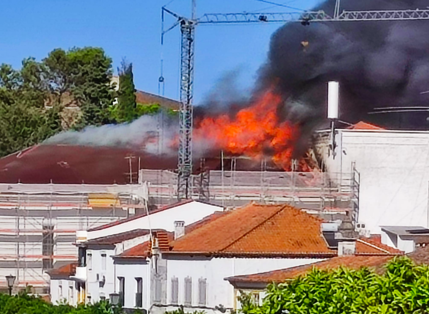 Incêndio destrói cobertura do Cine-Teatro de Vila Viçosa. Reabilitação pode ficar em causa