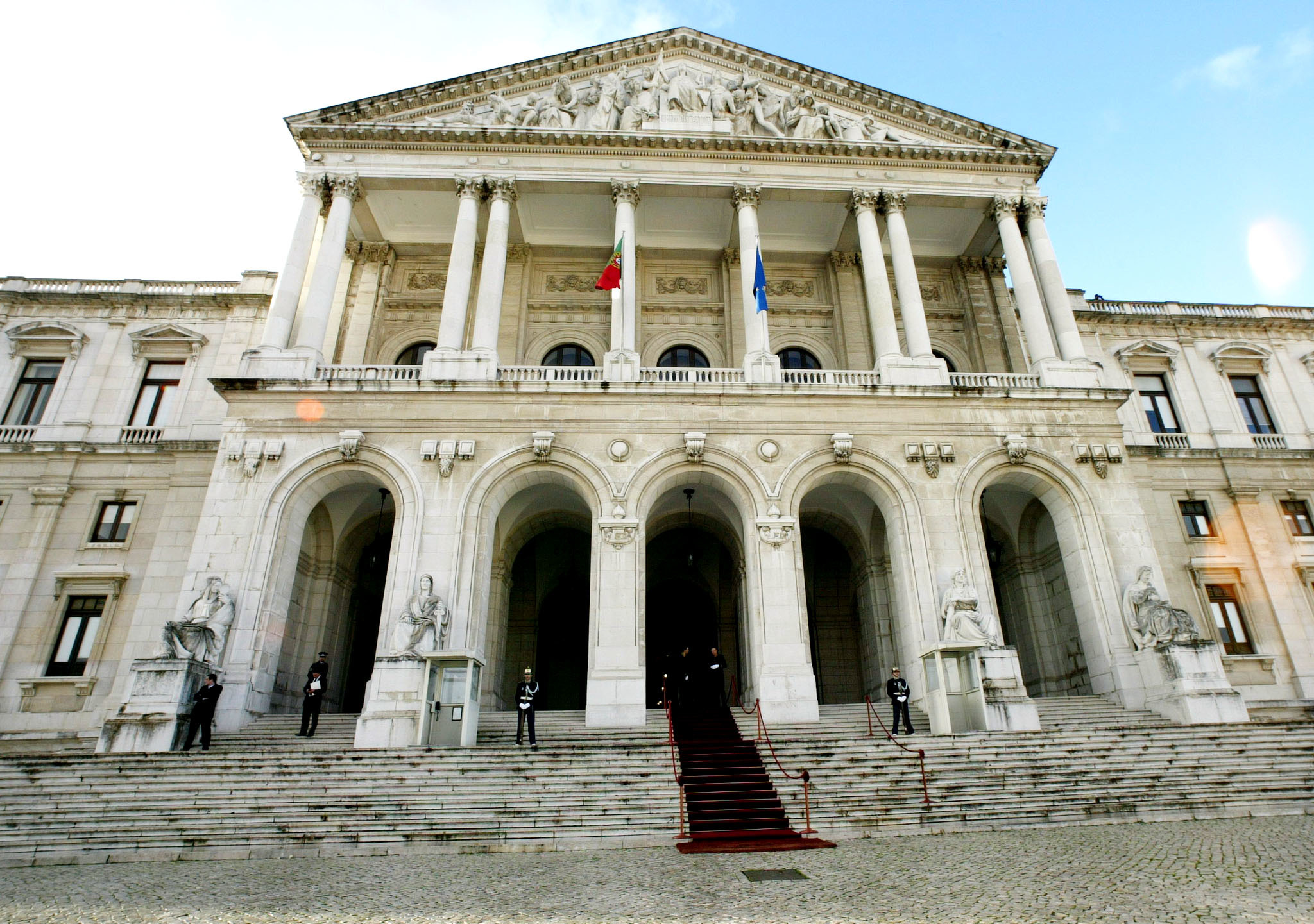 Deputados chumbam pedido de audição urgente da ministra da Cultura