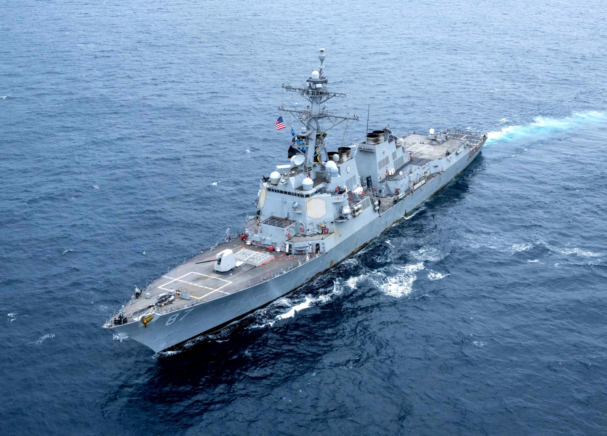 Huthis do Iémen atacam navios de guerra dos EUA