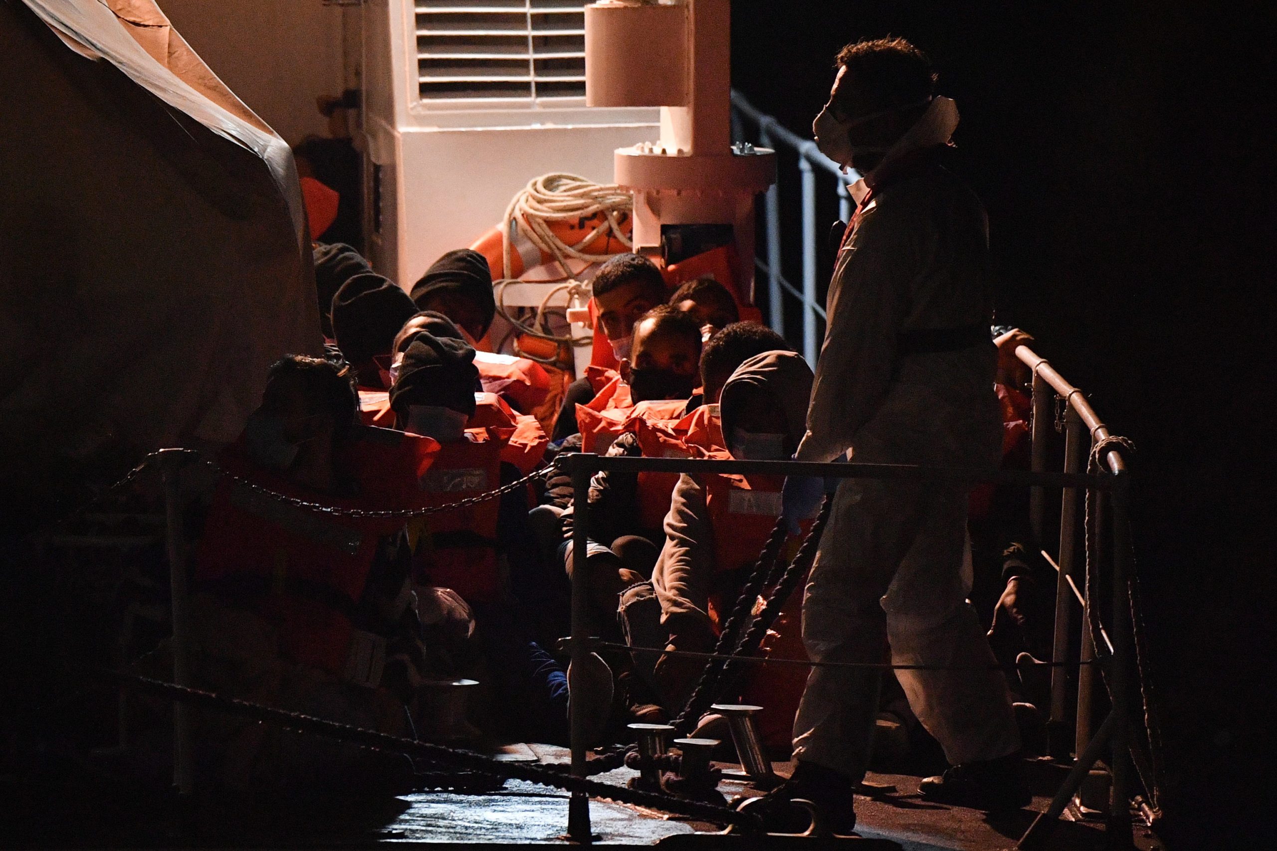 Navio humanitário tem a bordo 371 pessoas após resgatar mais 103 migrantes