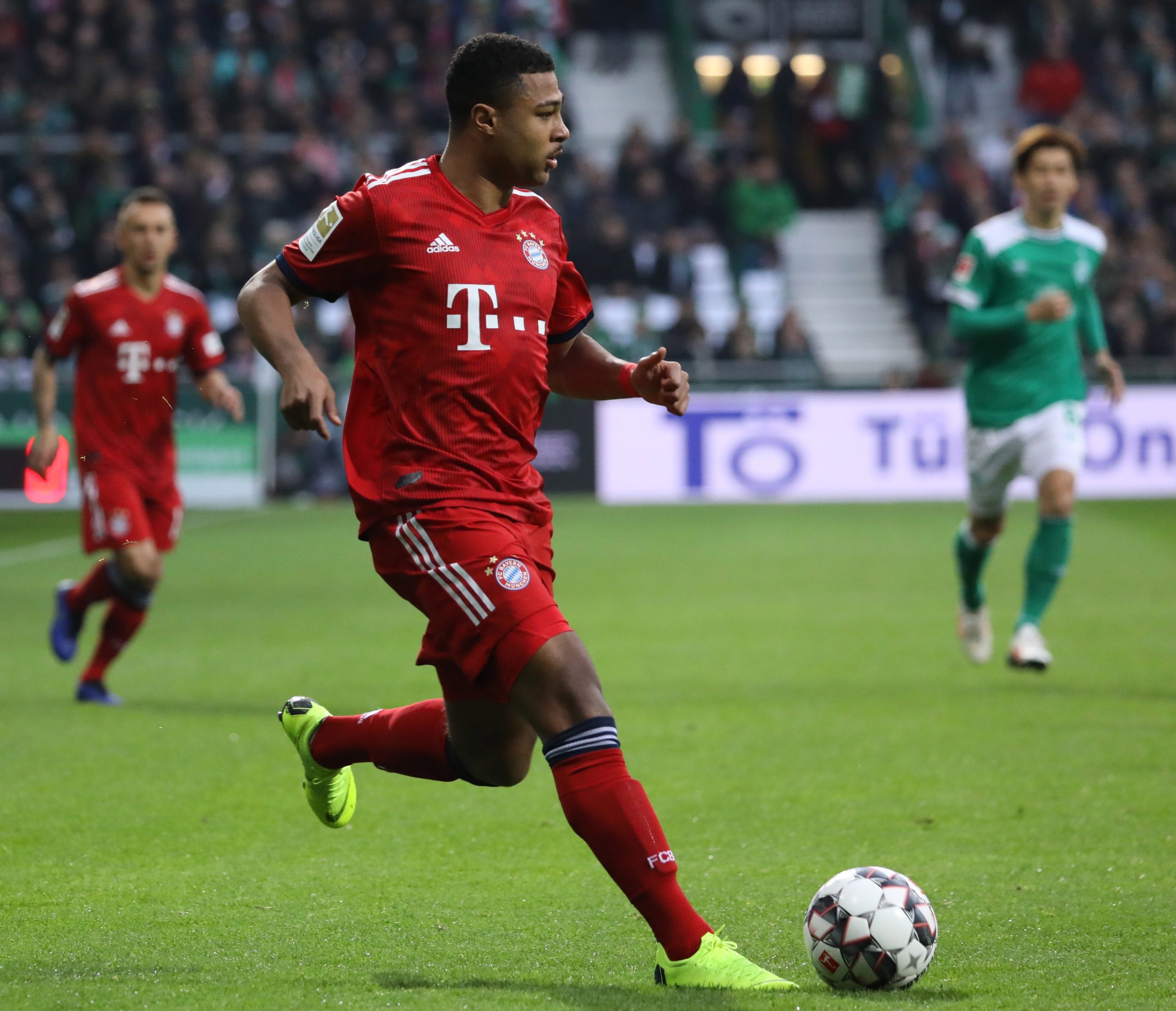Covid-19: Serge Gnabry é o primeiro positivo no campeão europeu Bayern Munique