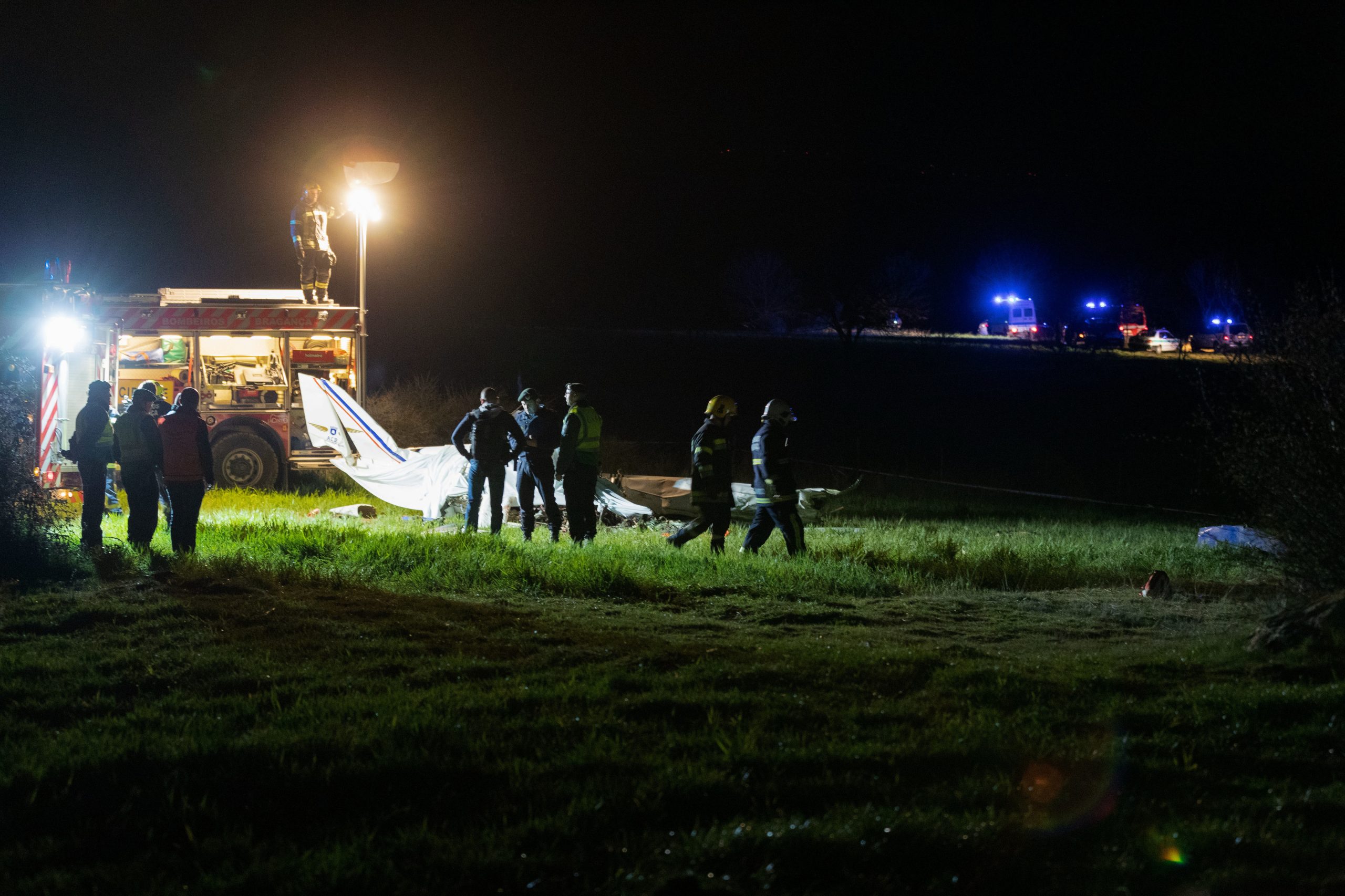 Peritos no local para investigar acidente aéreo com dois mortos em Bragança