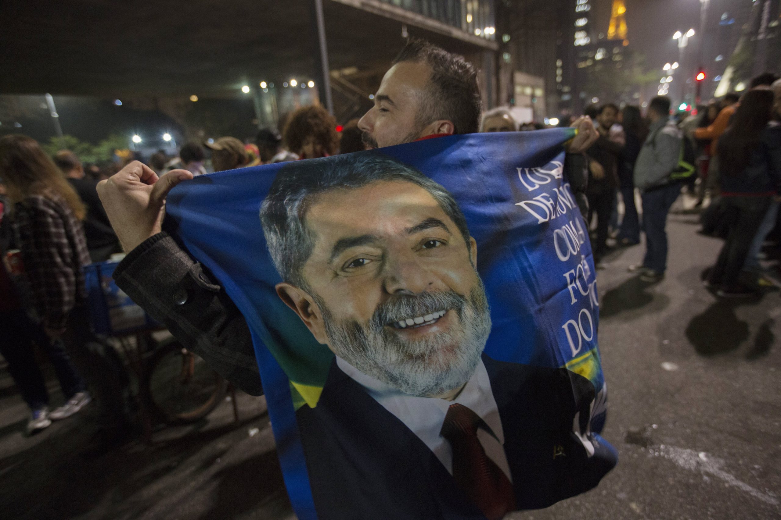 Indignação e alegria em protestos no Brasil após condenação de Lula da Silva