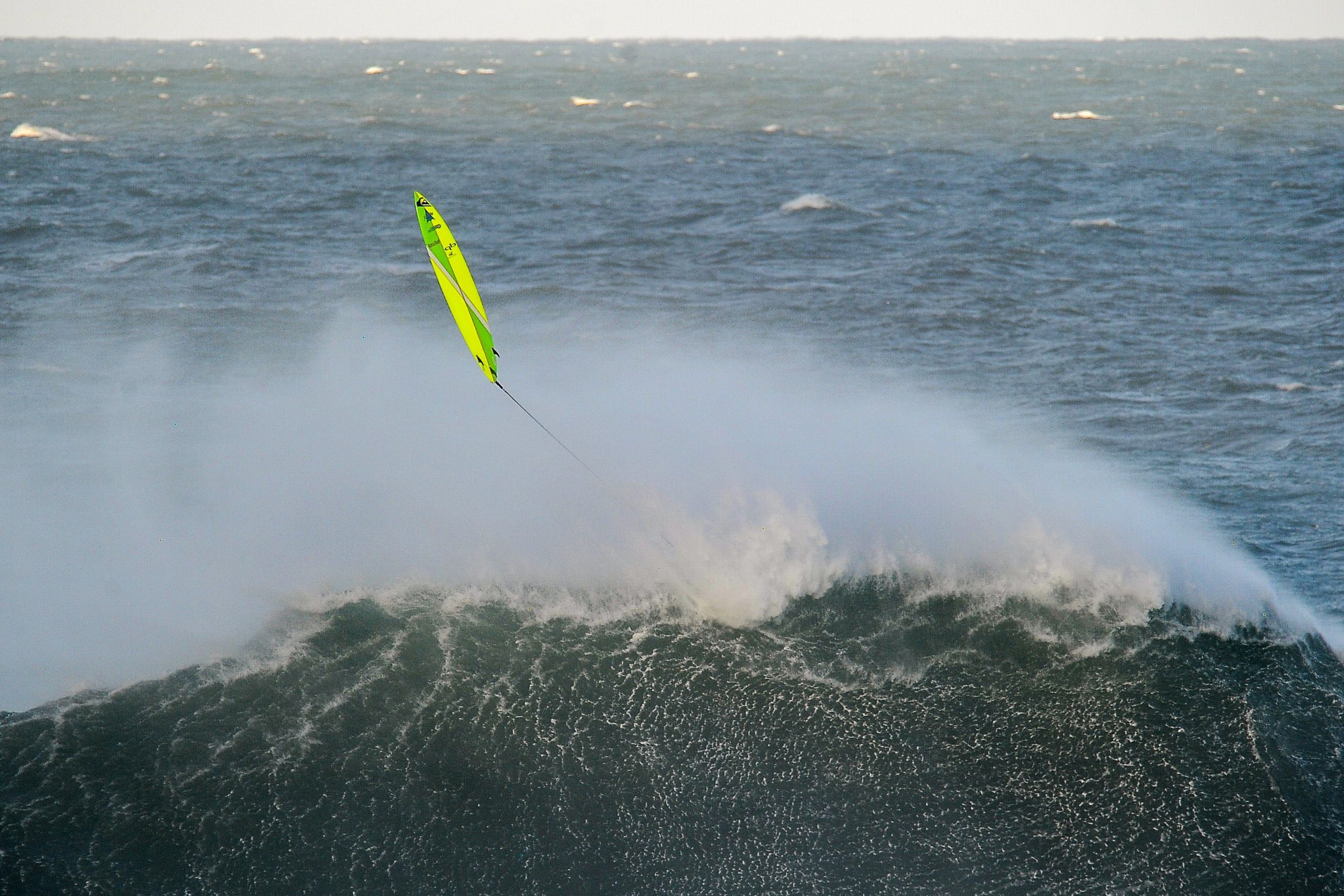 Big Wave Tour: Surfistas portugueses ambiciosos para triunfar nas ondas gigantes da Nazaré