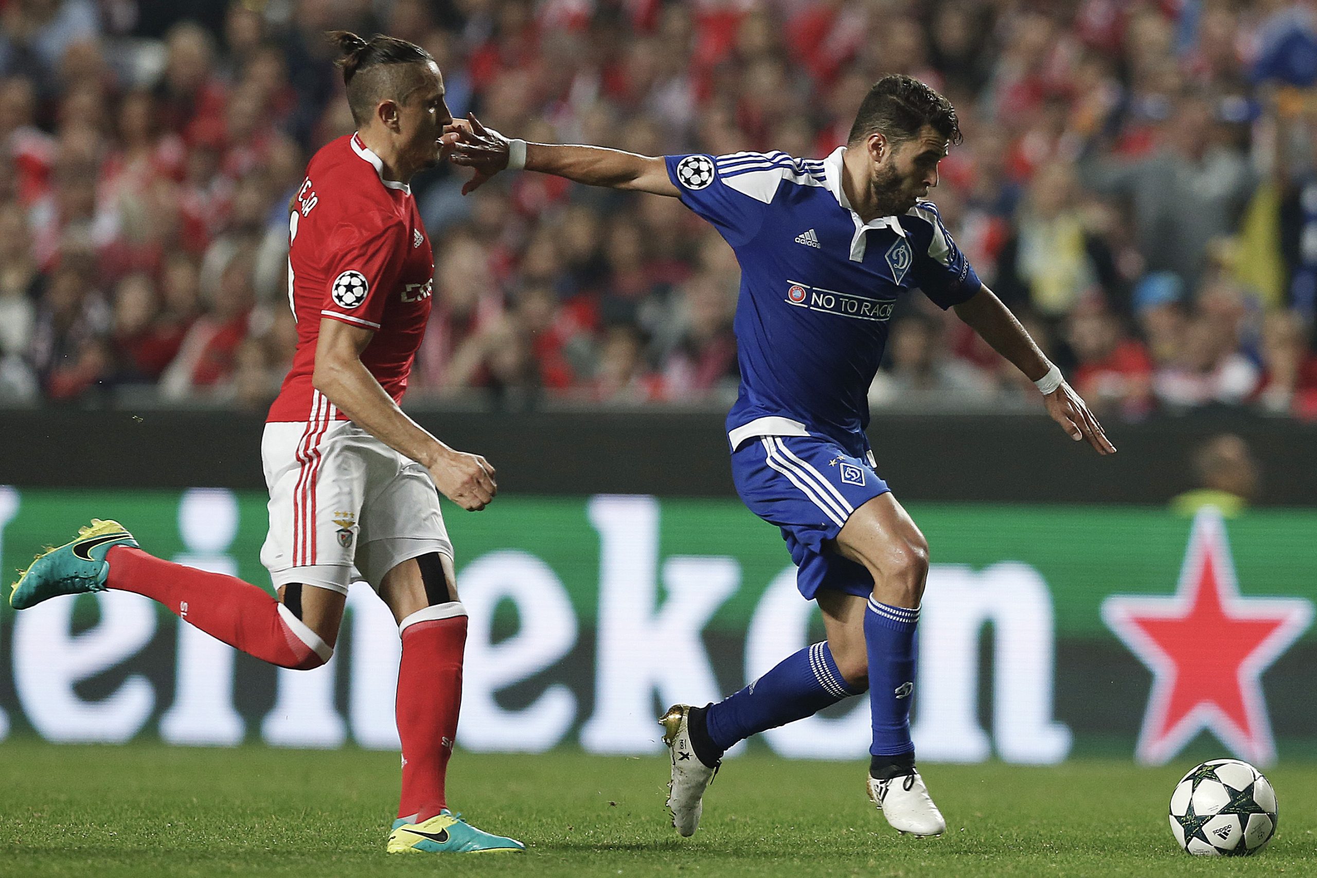 Benfica vence Dínamo Kiev e sobe a segundo no grupo B