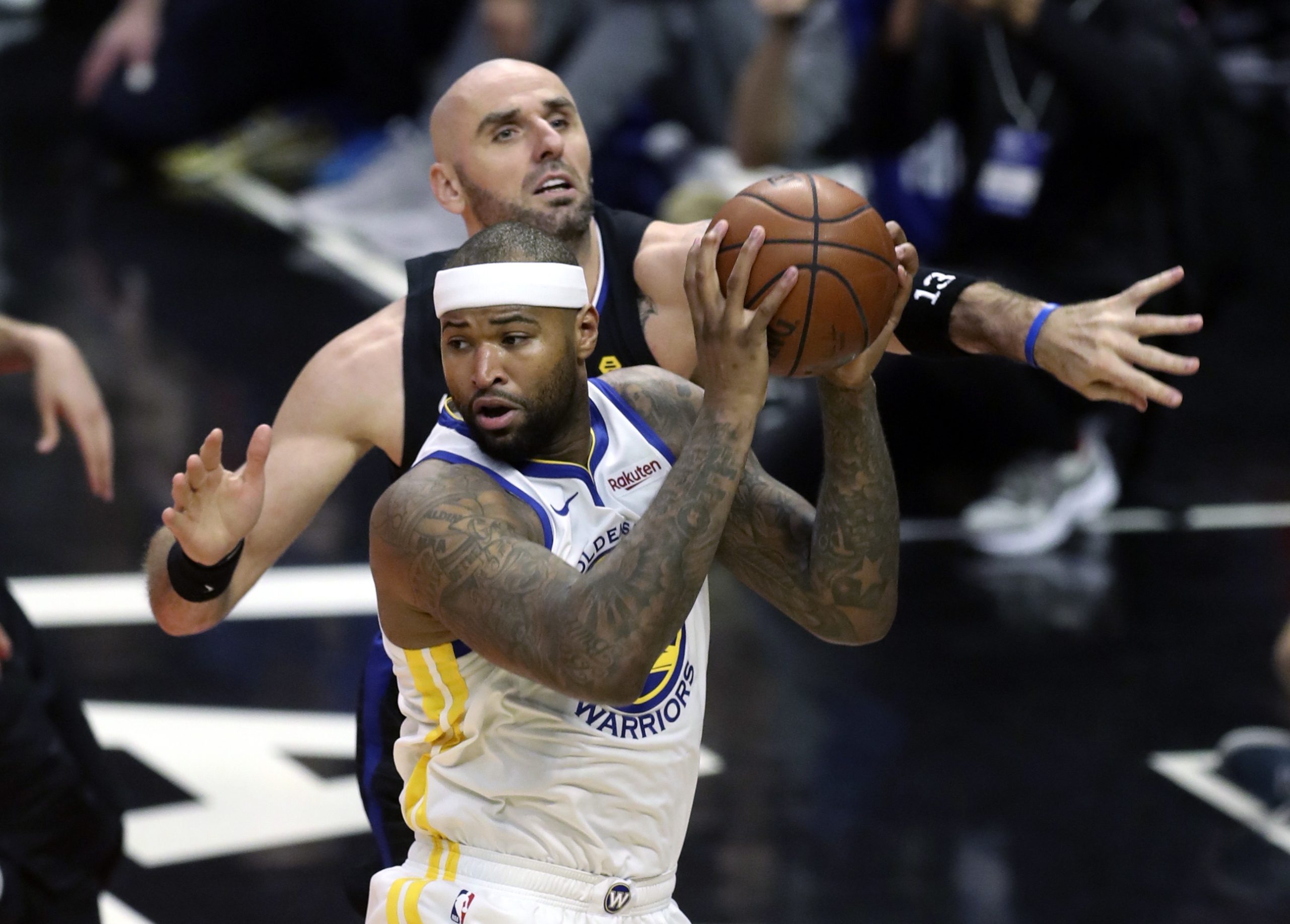 DeMarcus Cousins estreou-se na NBA pelos Warriors com 14 pontos em 15 minutos