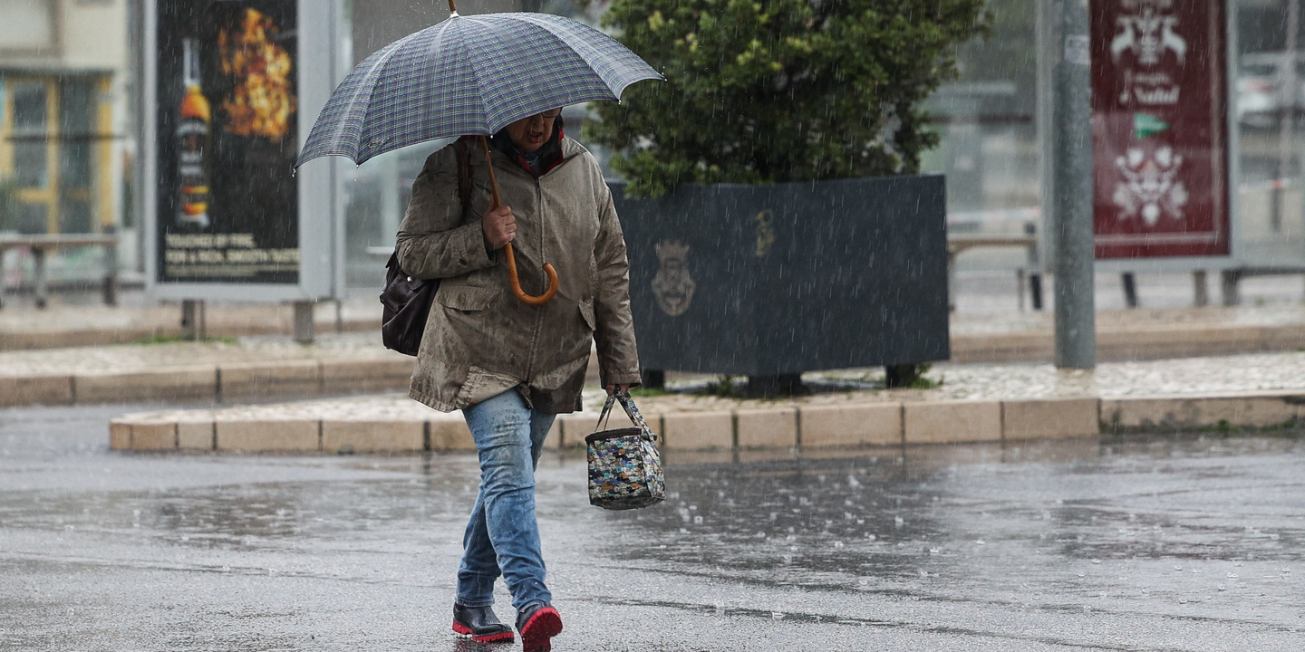 Céu muito nublado, chuva e descida das temperaturas. Saiba o tempo para esta segunda-feira