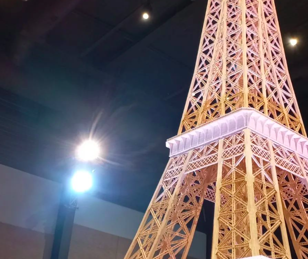 Mais um recorde do Guinness. Desta vez, é uma Torre Eiffel construída com fósforos