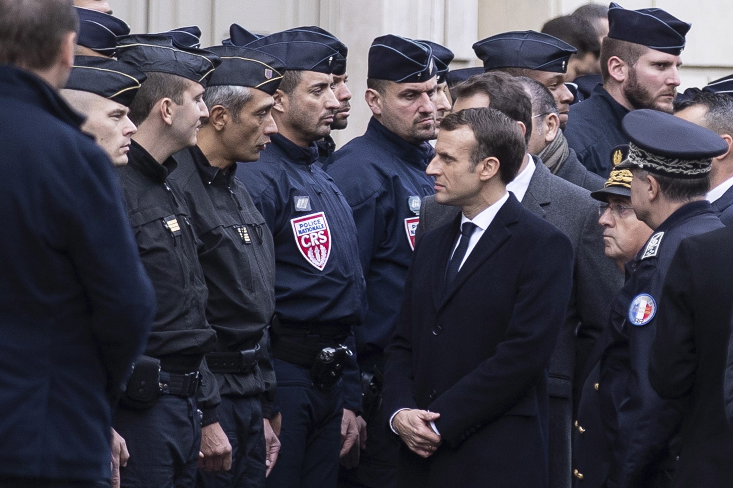 França: Macron quer primeiro ministro reunido com partidos franceses e representantes dos ‘coletes amarelos’