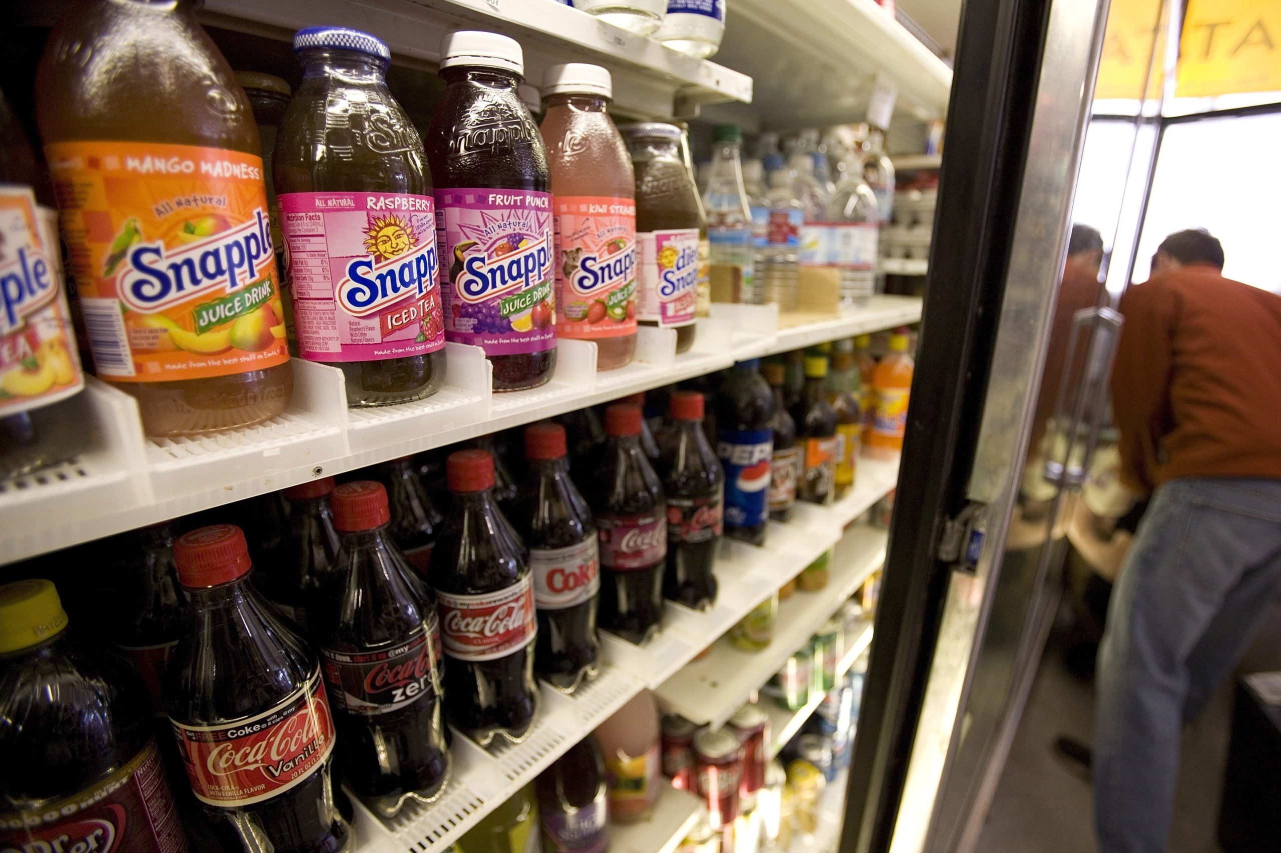 Adolescentes britânicos consomem por ano “uma banheira” de refrigerantes