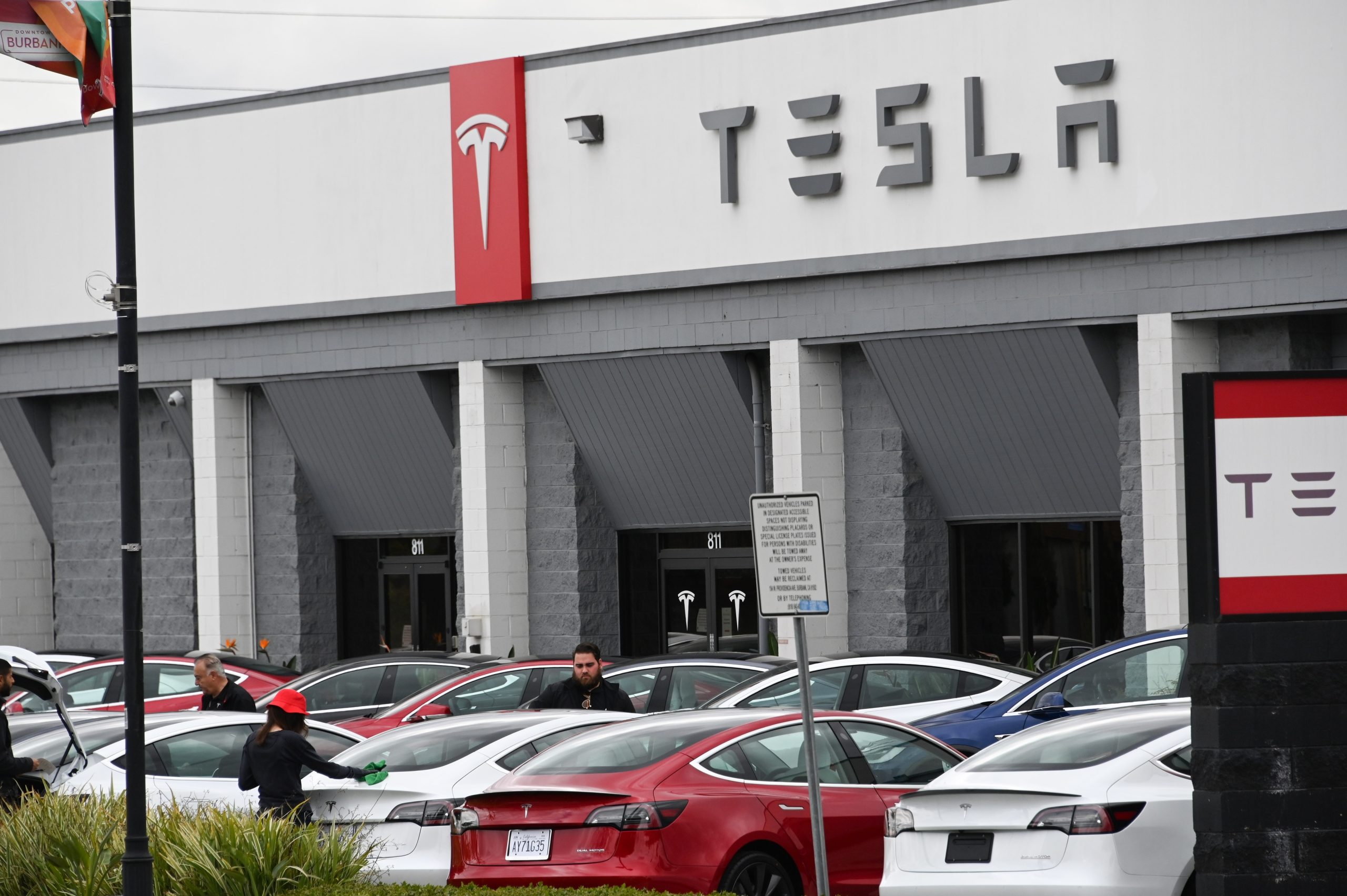 “Se for alguém preso, que seja só eu”. Elon Musk desafia a lei e Tesla volta ao trabalho sem aval das autoridades