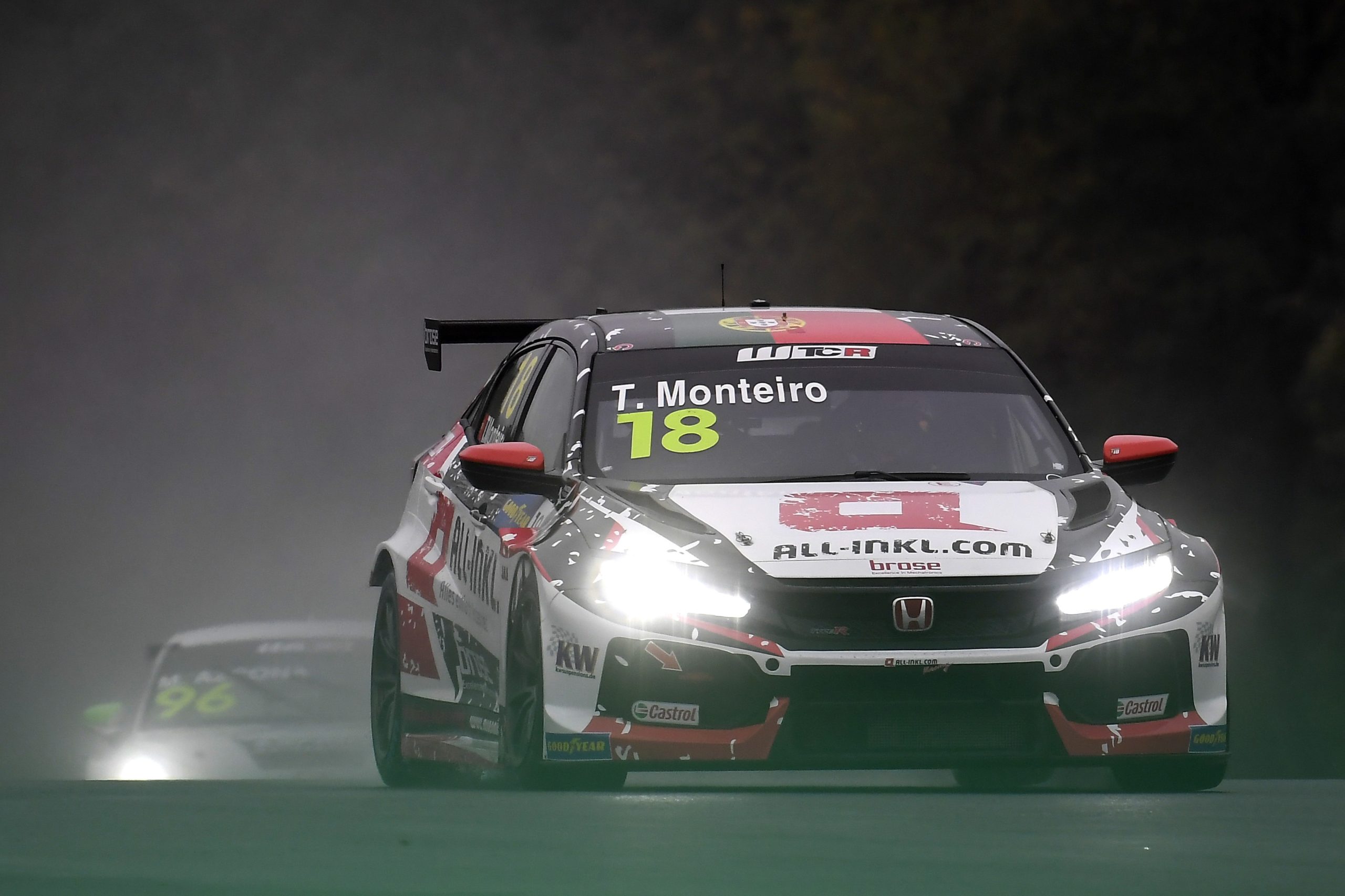 Piloto português Tiago Monteiro ascende à liderança do WTCR