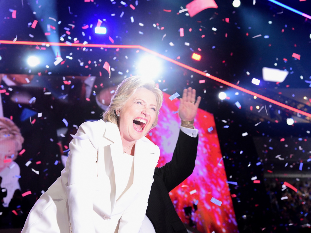 Hillary Clinton abre um frasco de picles para provar que está de boa saúde
