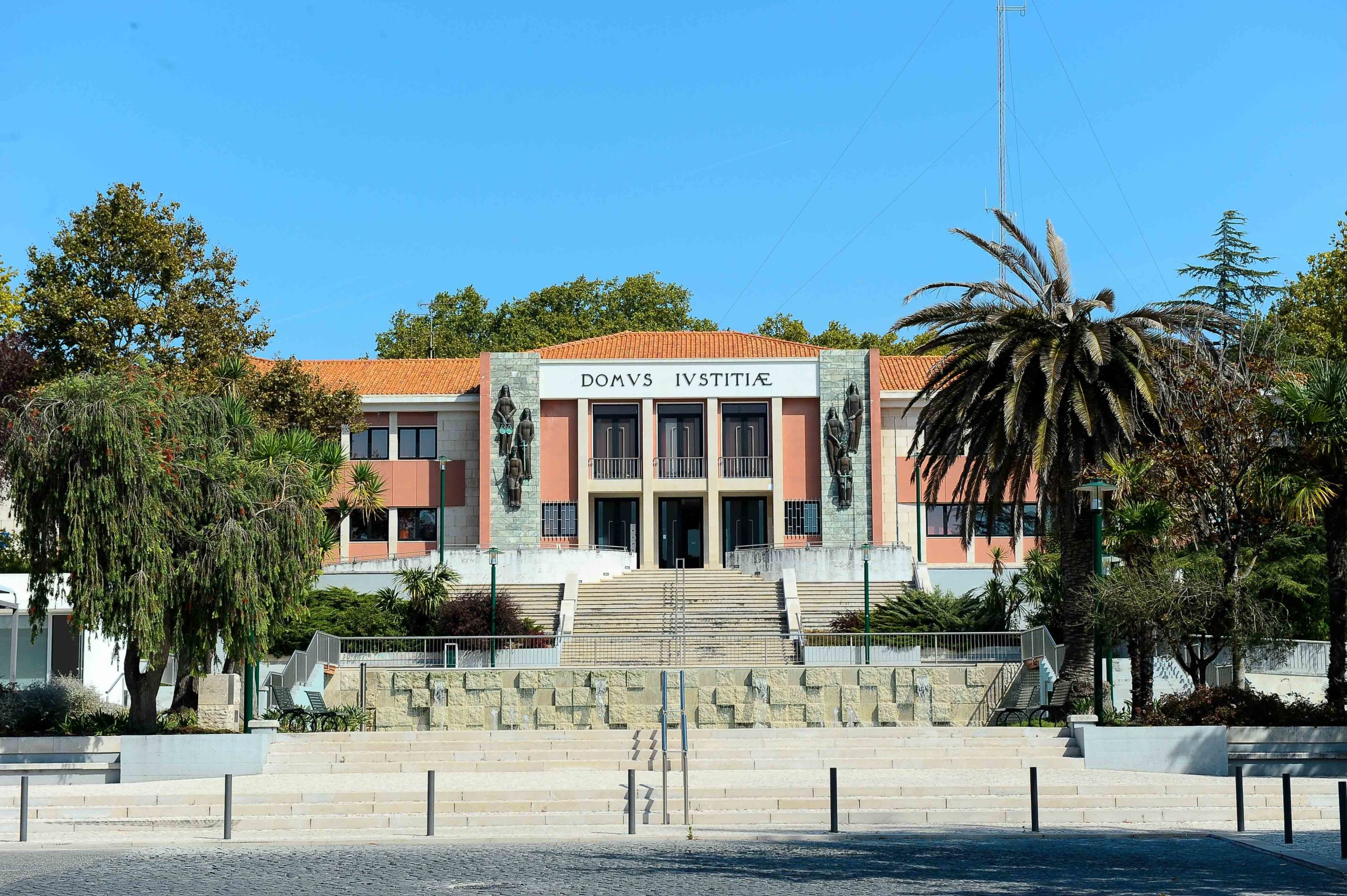 Alcobaça: Pai e filho acusados de matarem jovem junto à estação de comboios da Martingança