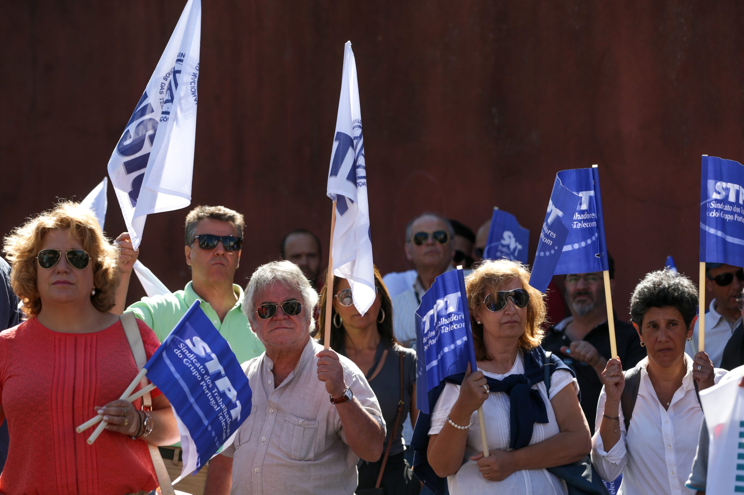 Algumas dezenas de trabalhadores da PT/Meo protestam para Costa os receber no Conselho de Ministros