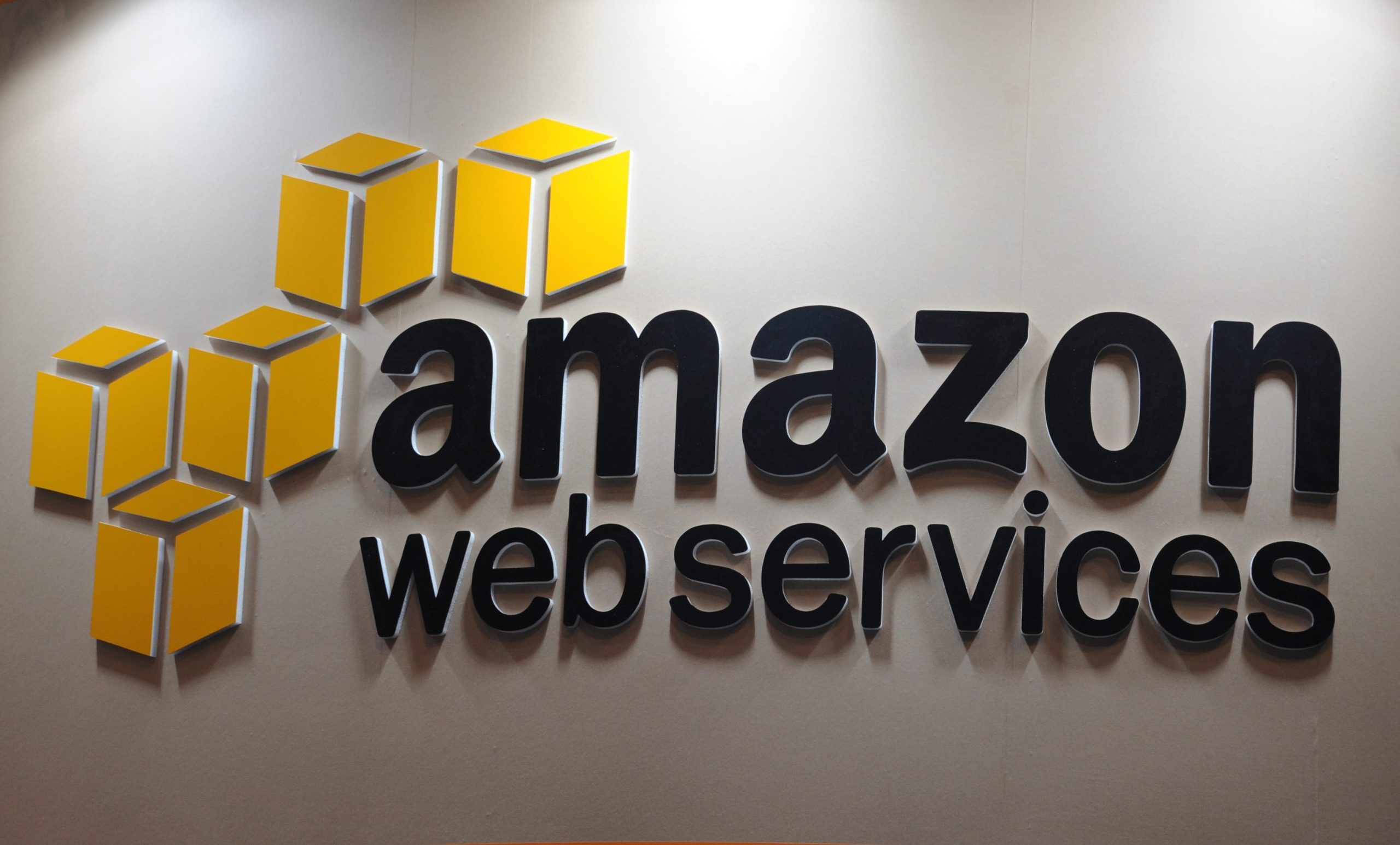 Falha na Amazon Web Services provoca apagão global. Problema já foi resolvido