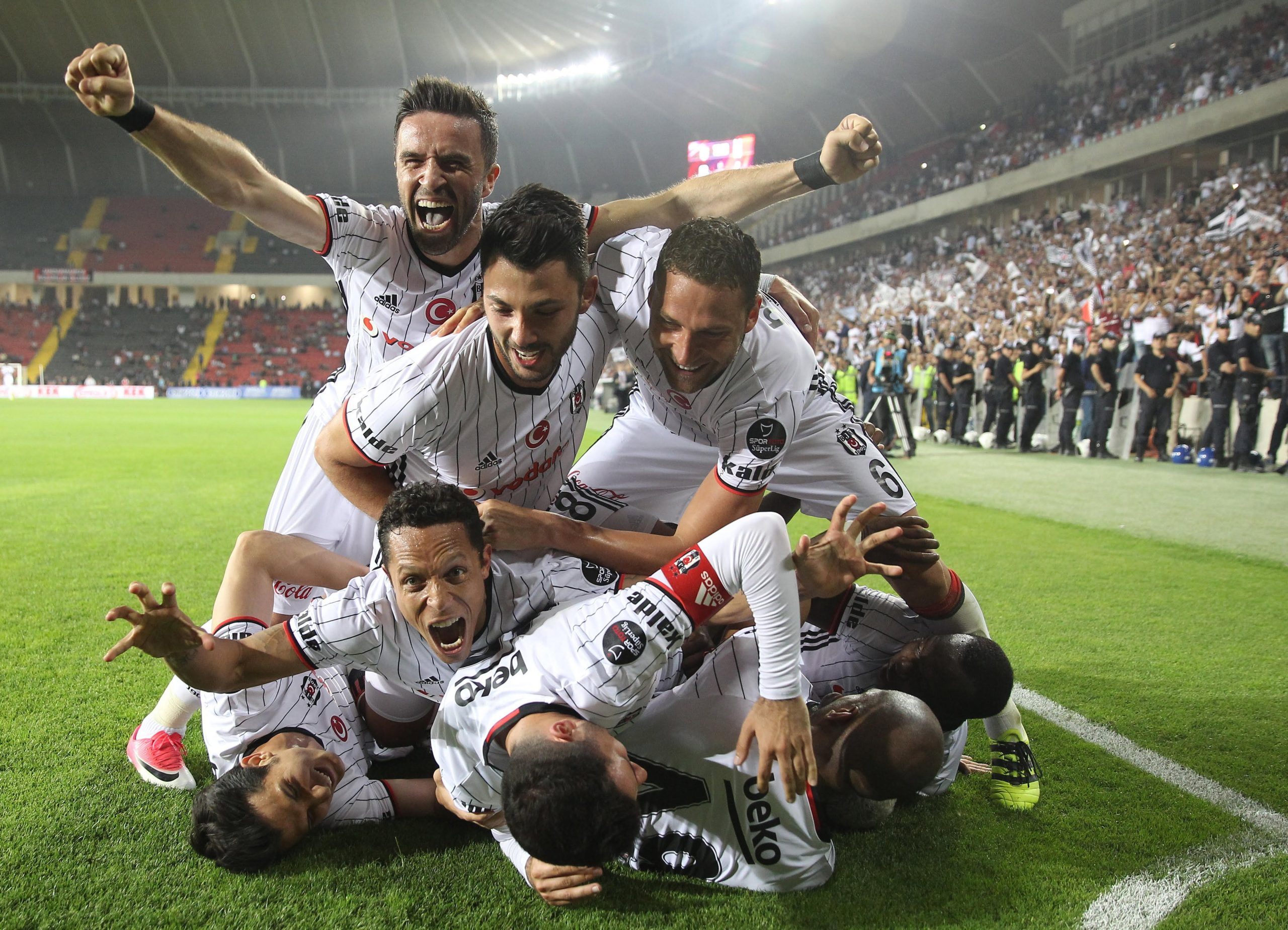 Besiktas, de Ricardo Quaresma, sagra-se bicampeão turco