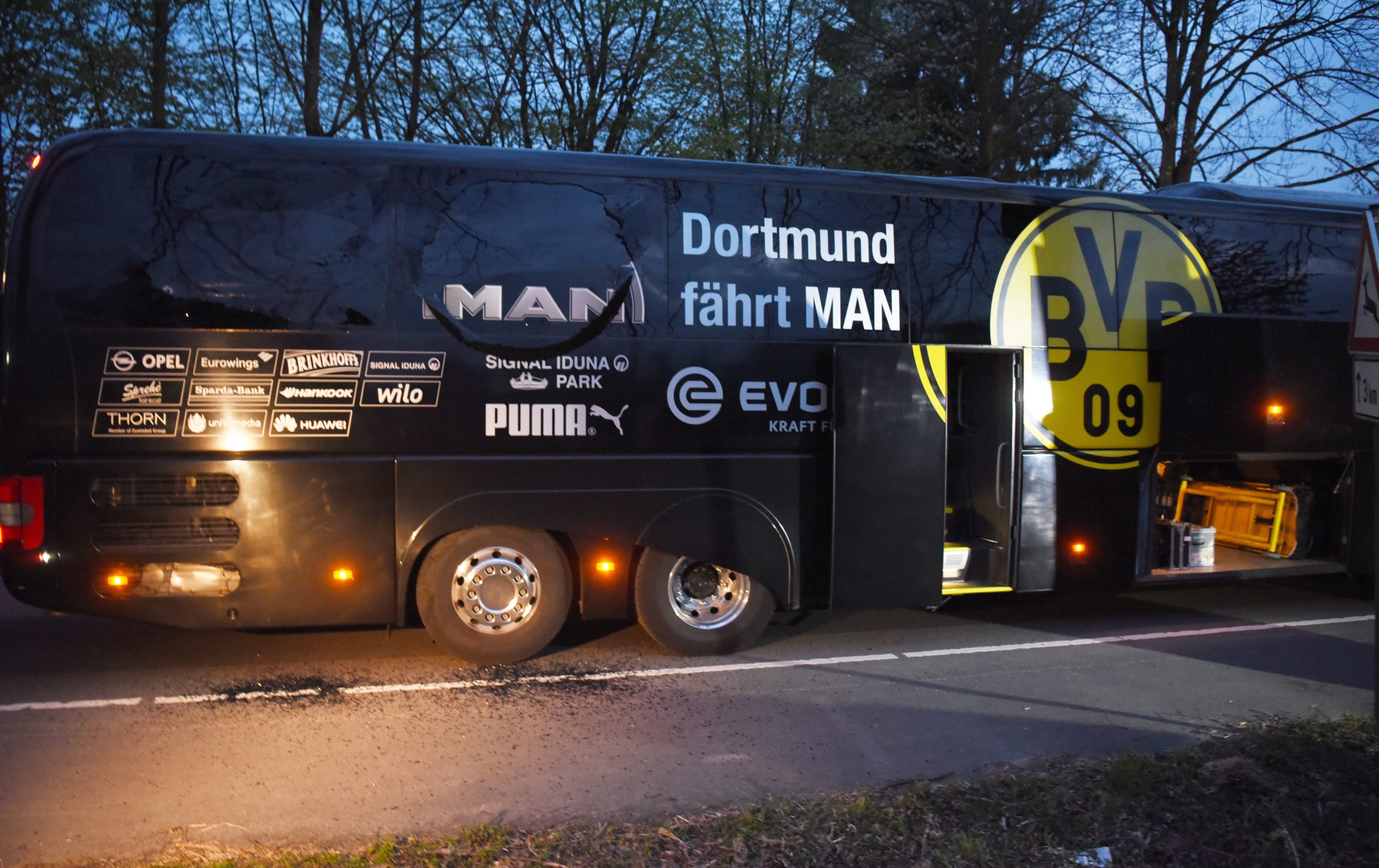 Polícia alemã não tem indícios de terrorismo no ataque ao autocarro do Dortmund