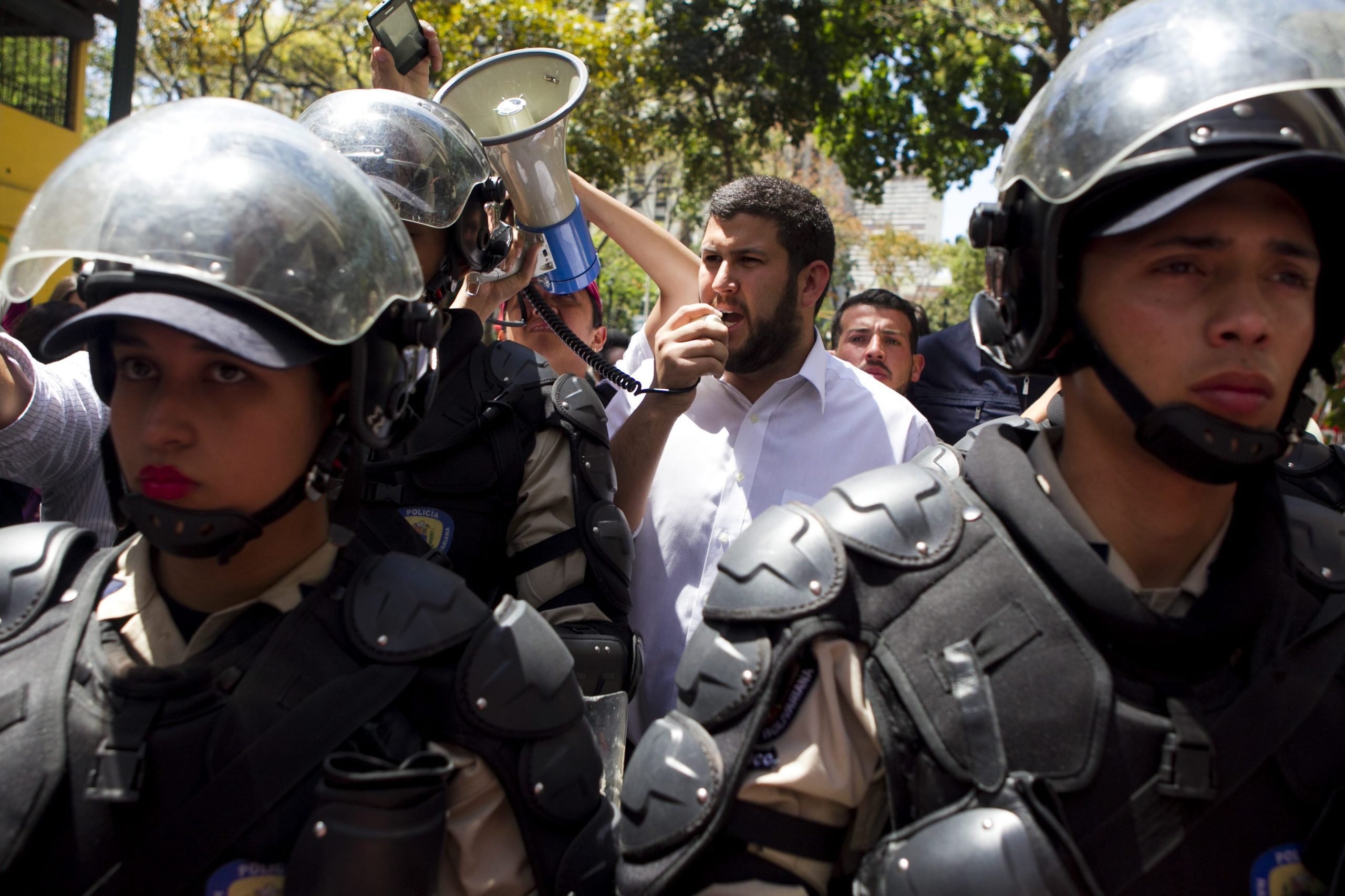 Oposição venezuelana pede às Forças Armadas para defenderem a Constituição