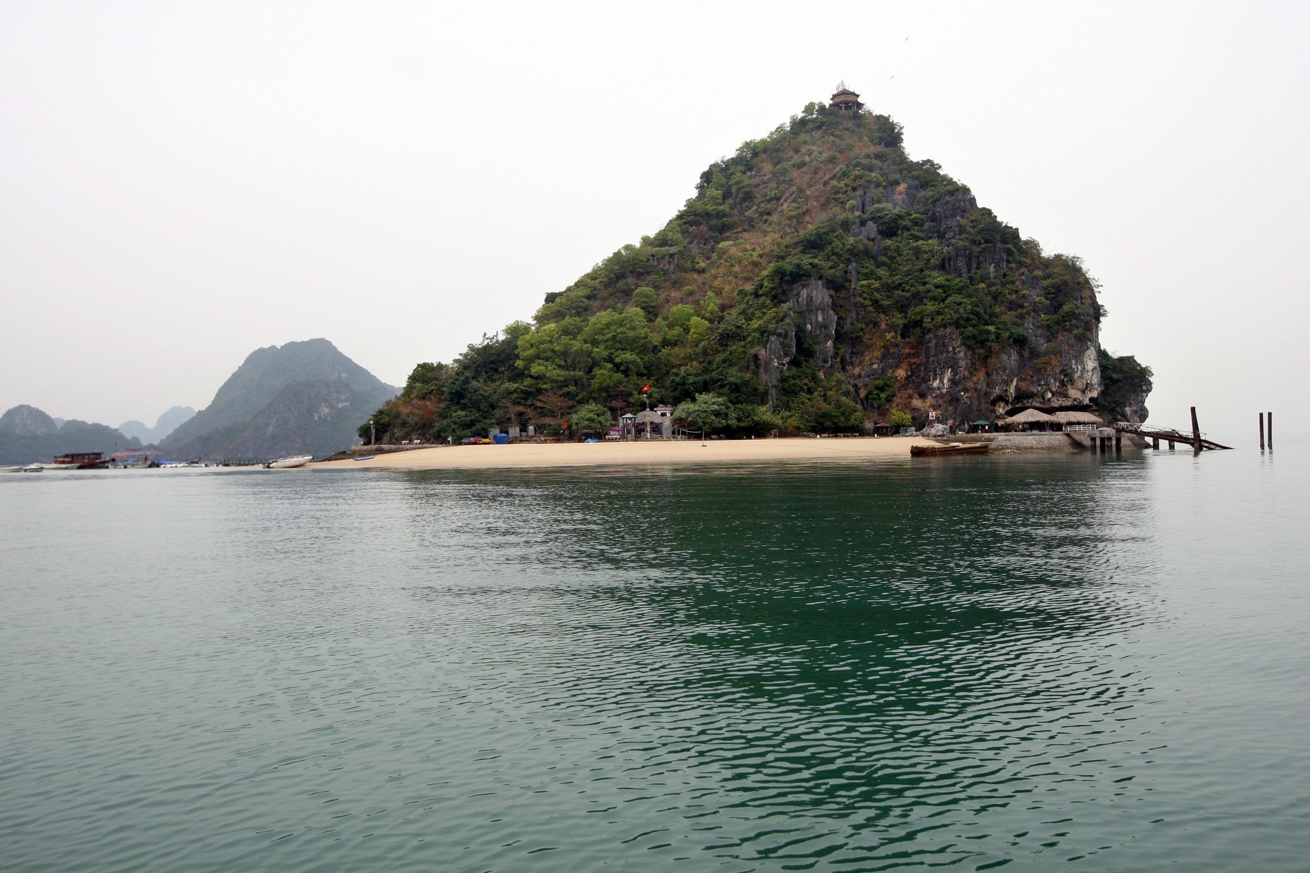 Vietname vai abrir gradualmente ao turismo até junho de 2022