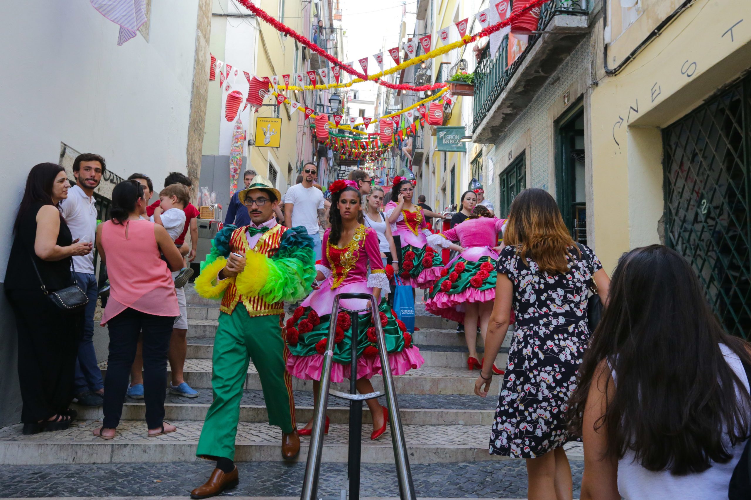 Fogueiras, tronos, casamentos e marchas. Como começou a tradição das festas de Santo António?