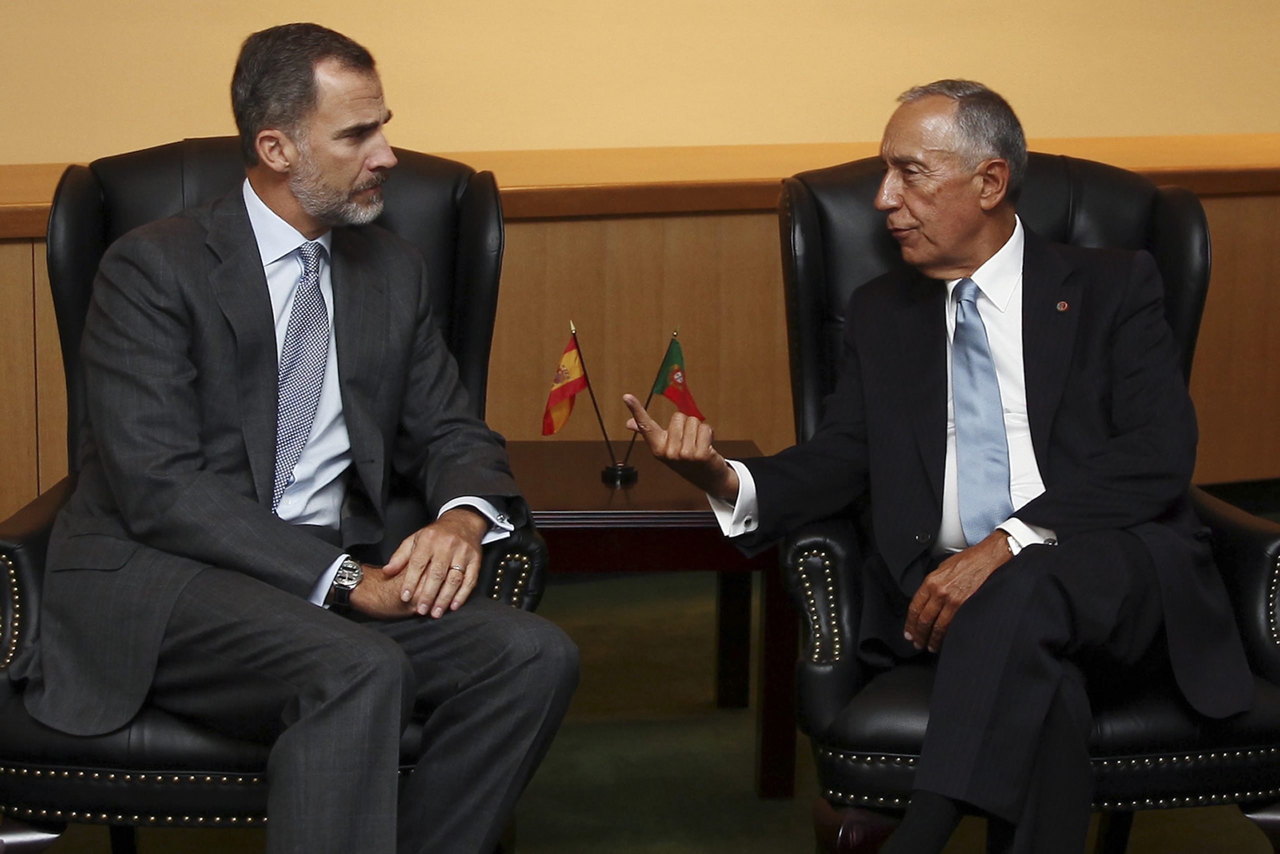 Reis de Espanha recebidos por Marcelo com honras militares