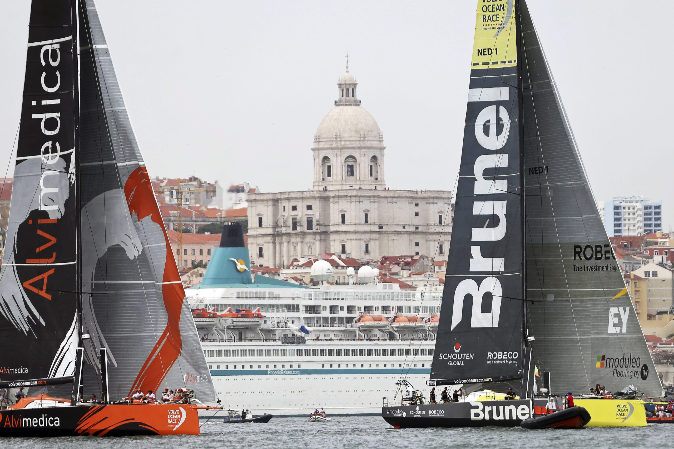Frota da Volvo Ocean Race submetida a uma inédita reparação total em Lisboa