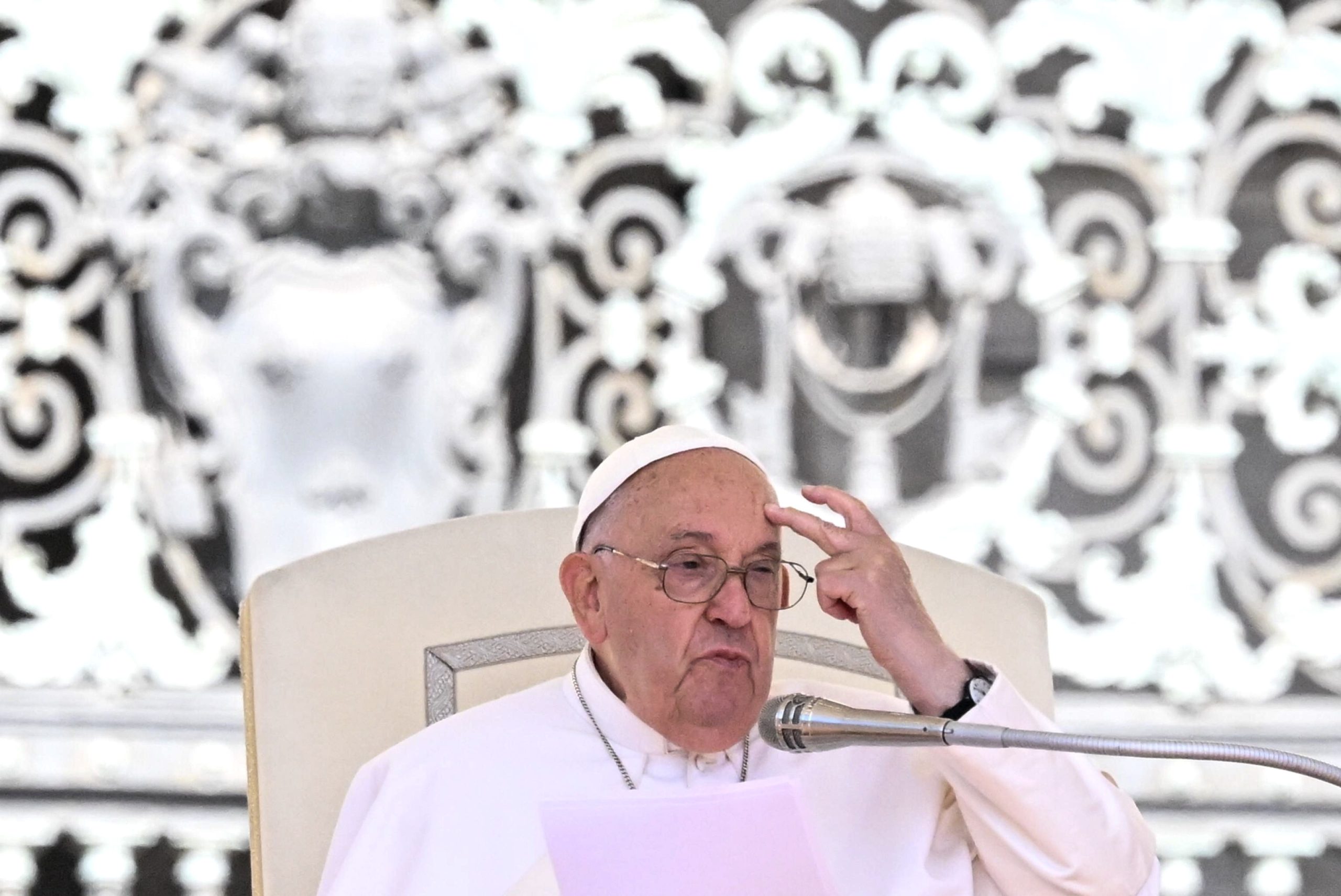 Estudante repreende Papa Francisco por usar linguagem anti-LGBTQIA+