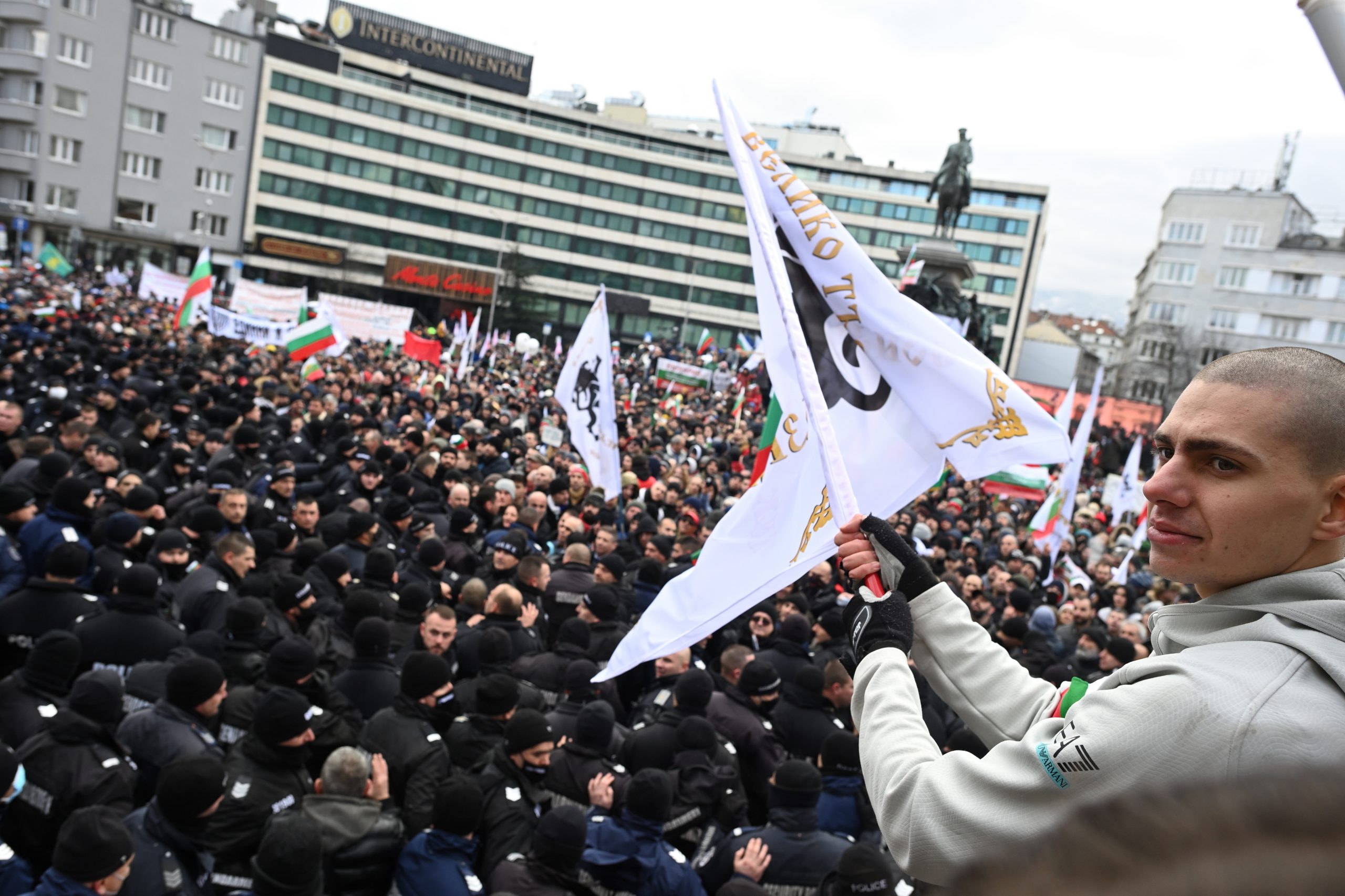 Manifestantes contra restrições tentaram invadir parlamento na Bulgária