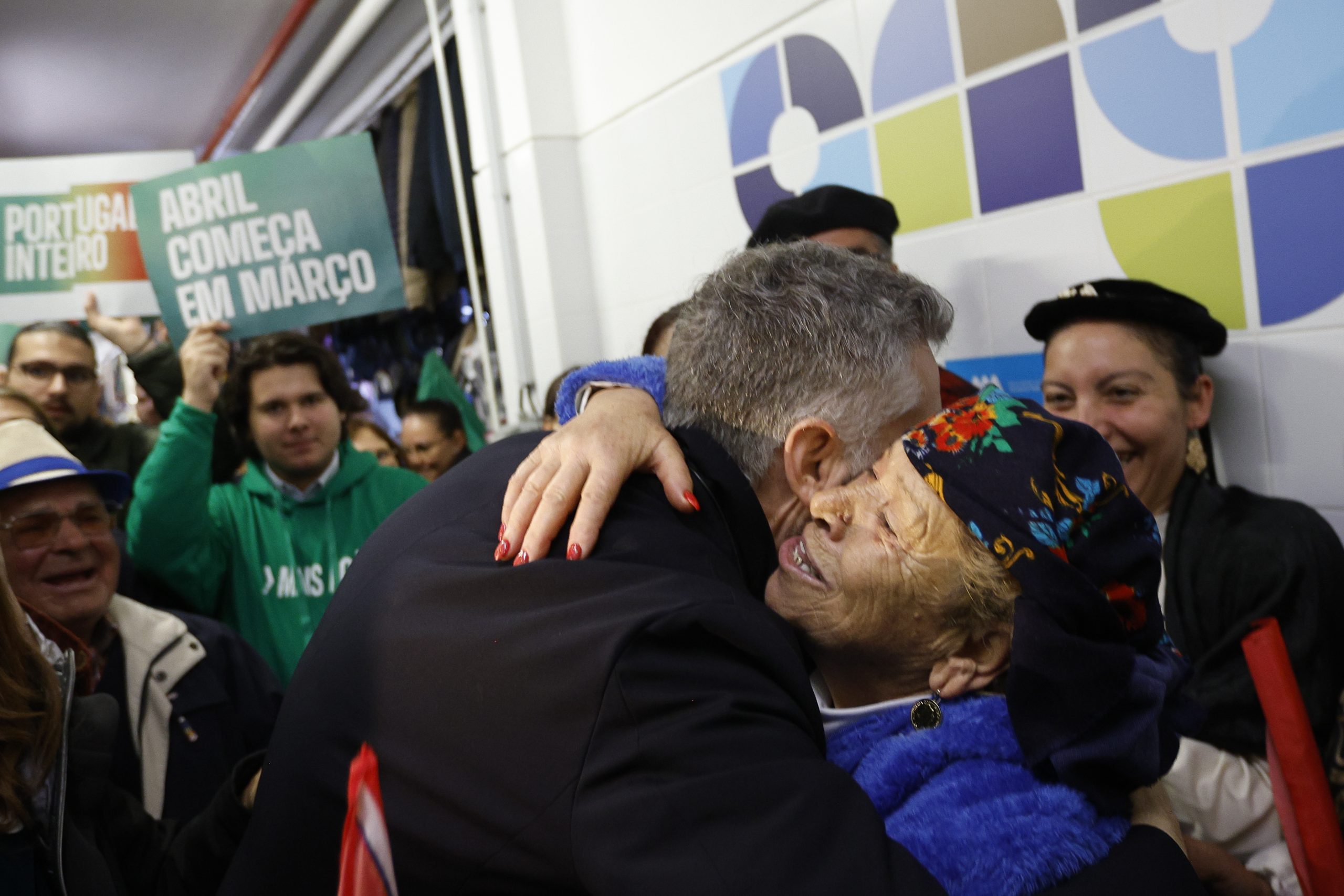 Eleições: Pedro Nuno recebido com música e votos de “boa sorte” no mercado de Angeiras