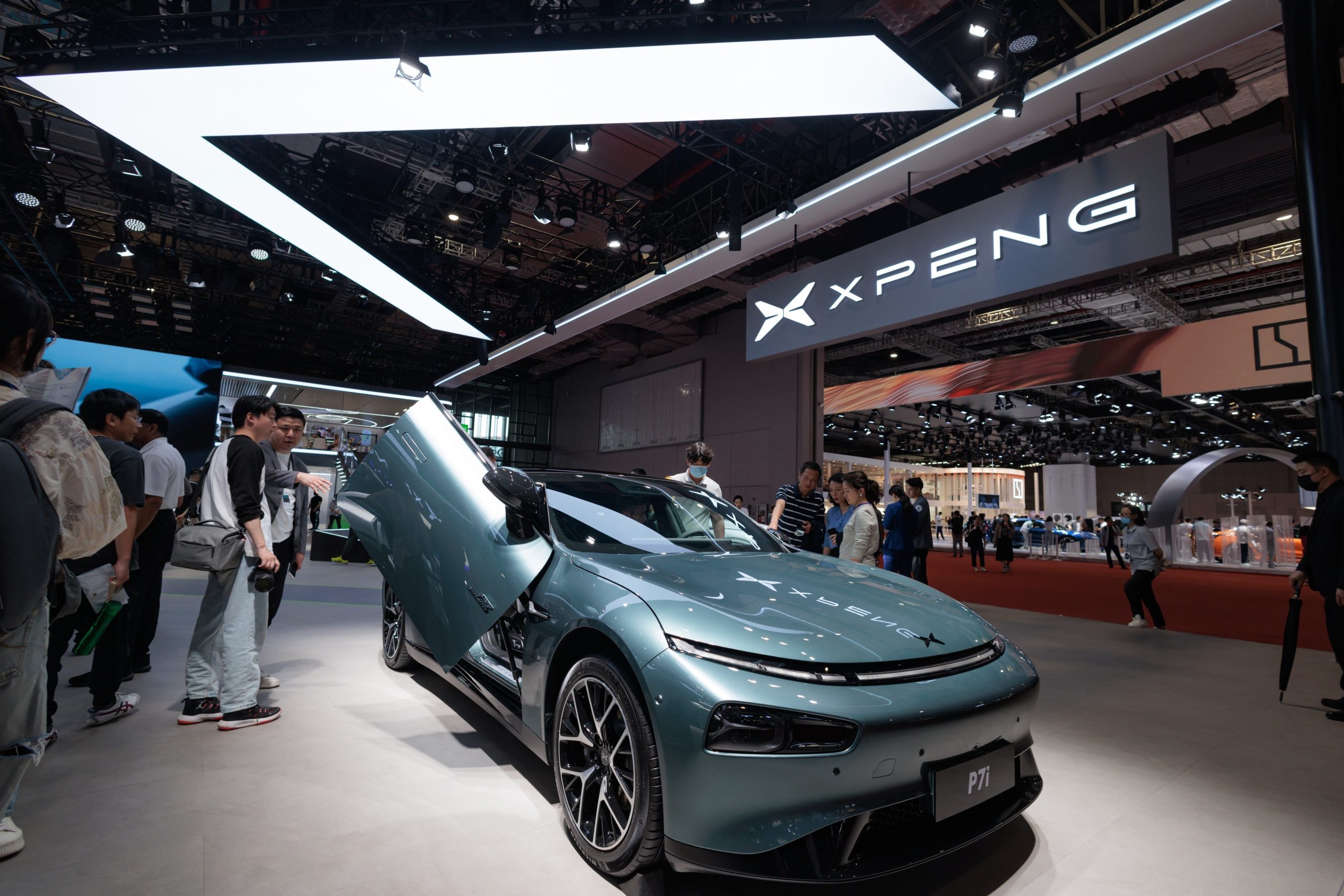 Carros elétricos chineses já representam 8% do mercado na União Europeia e são 20% mais baratos