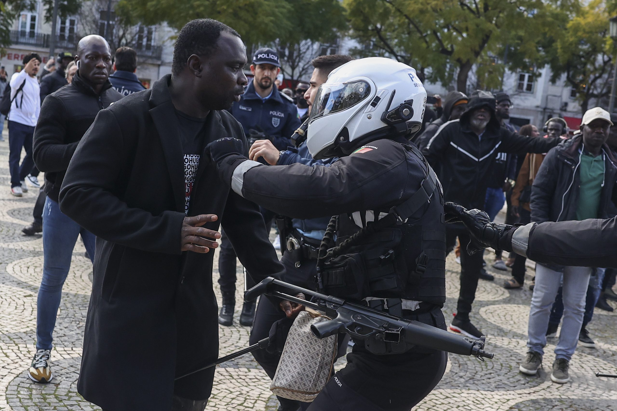 Em Lisboa: manifestantes a favor e contra a Presidência da Guiné-Bissau confrontam-se