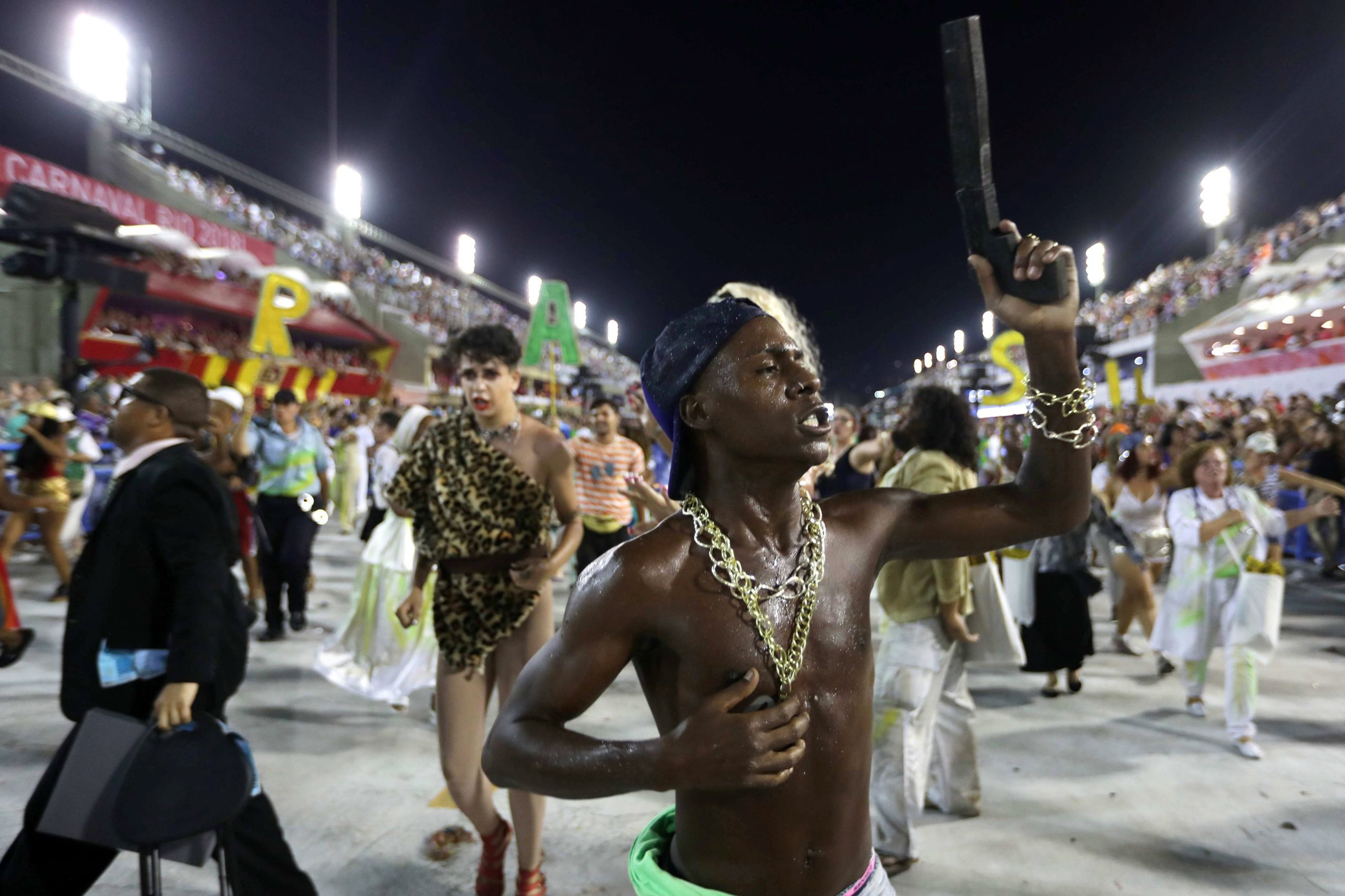 Protestar contra a violência dançando. Escolas levam ao sambódromo cenas chocantes da vida quotidiana brasileira