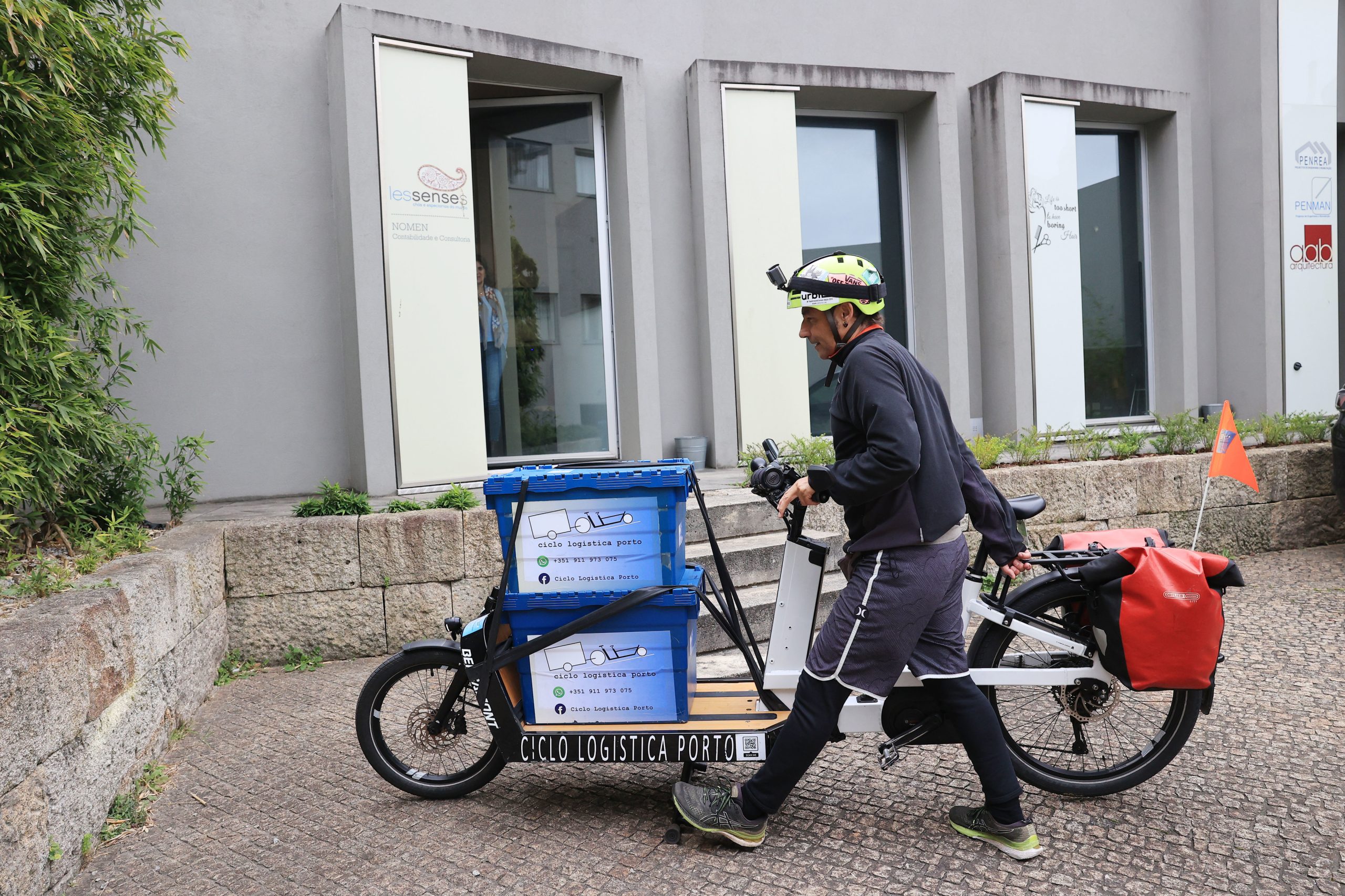 Mais rápido e mais sustentável. O pequeno comércio do Porto que se rende às entregas por bicicleta