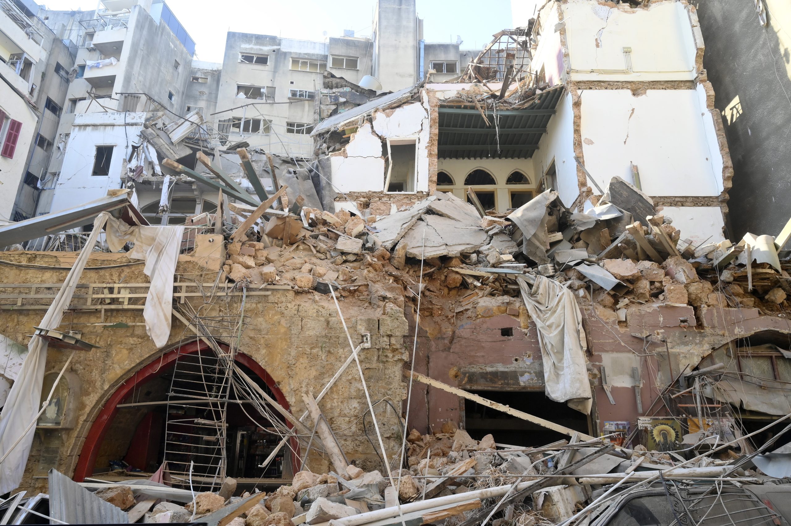 Pó, escombros e ruínas. As imagens  do amanhecer em Beirute