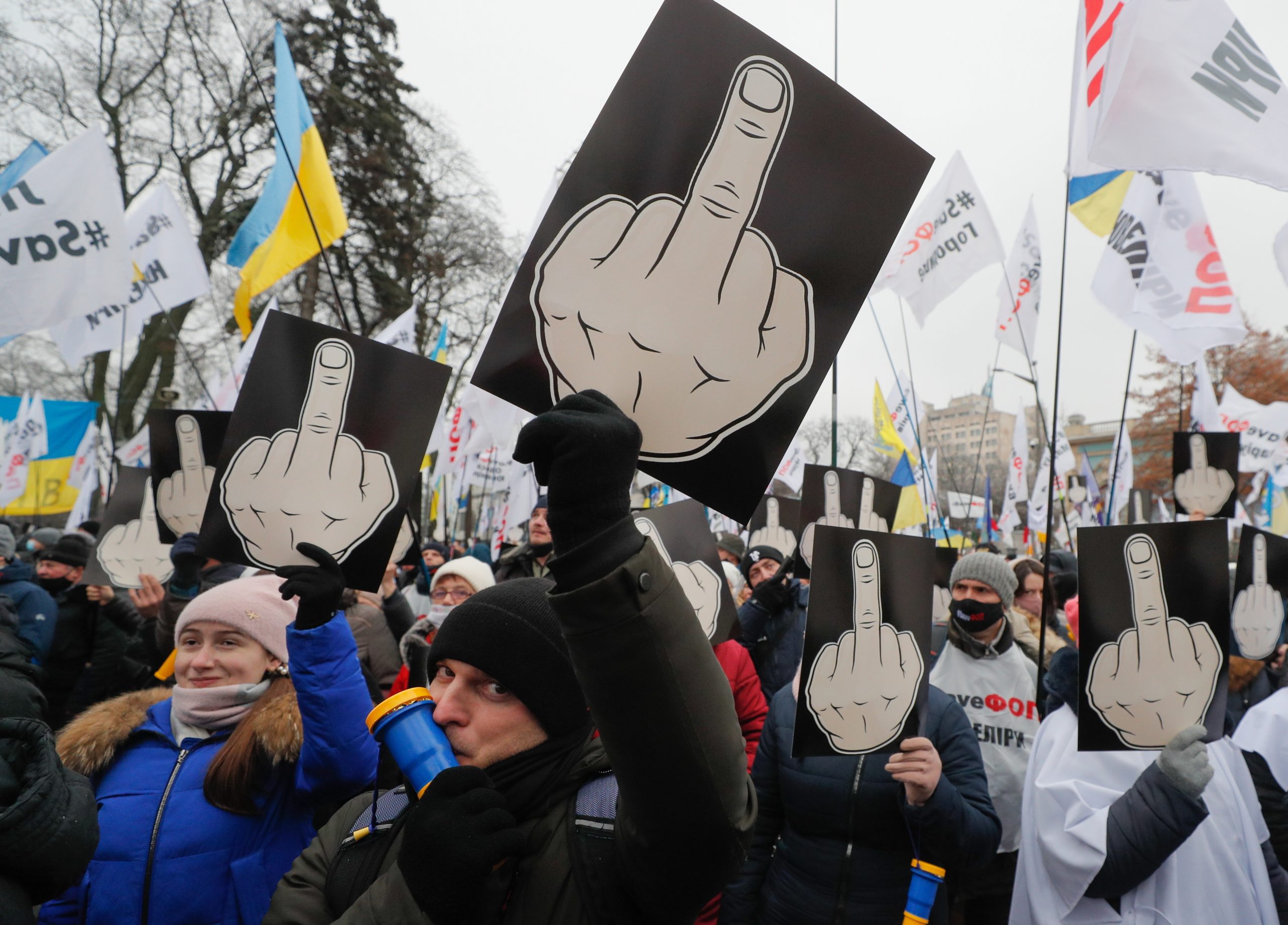 Ucrânia: Dezenas de feridos em confrontos com polícia devido a restrições em Kiev