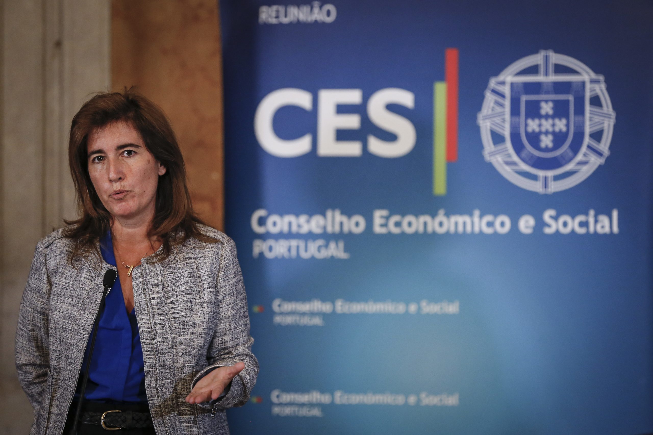 Este não é ainda o momento para falar do salário mínimo nacional, diz a ministra do Trabalho