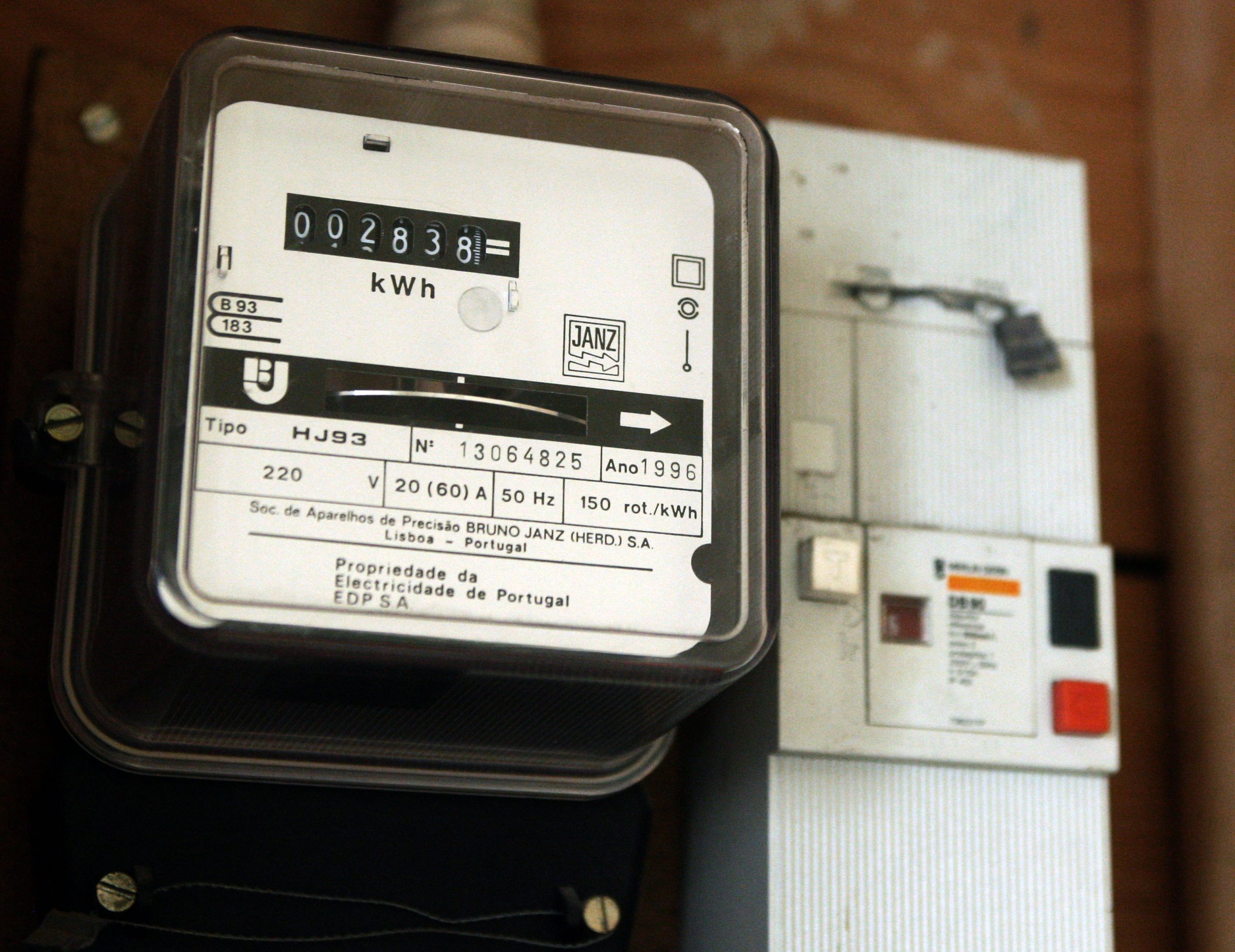 Consumo de eletricidade recua 10% em março devido a temperaturas acima da média