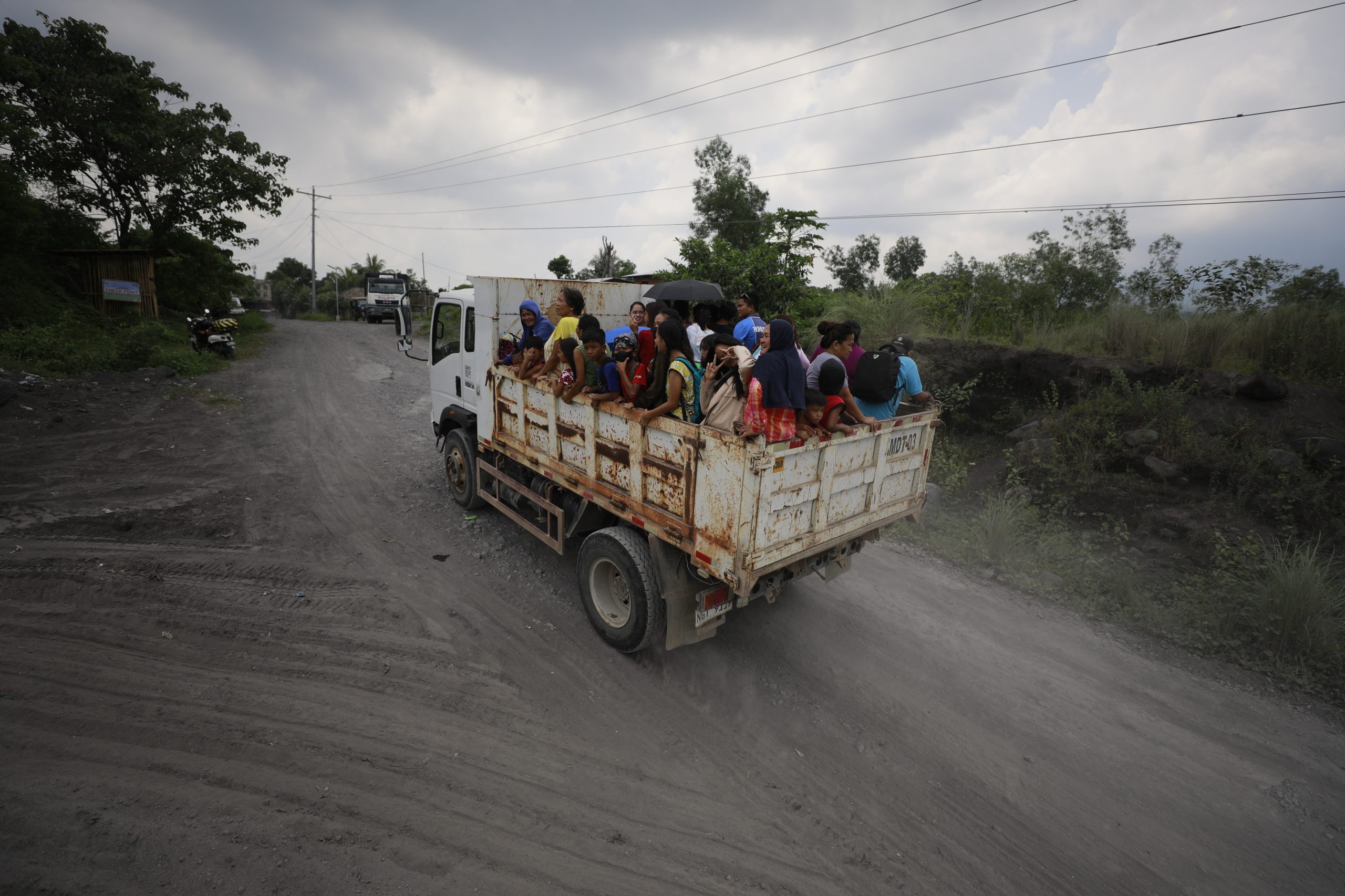 Cerca de 10 mil pessoas deixaram as suas casas devido a vulcão nas Filipinas