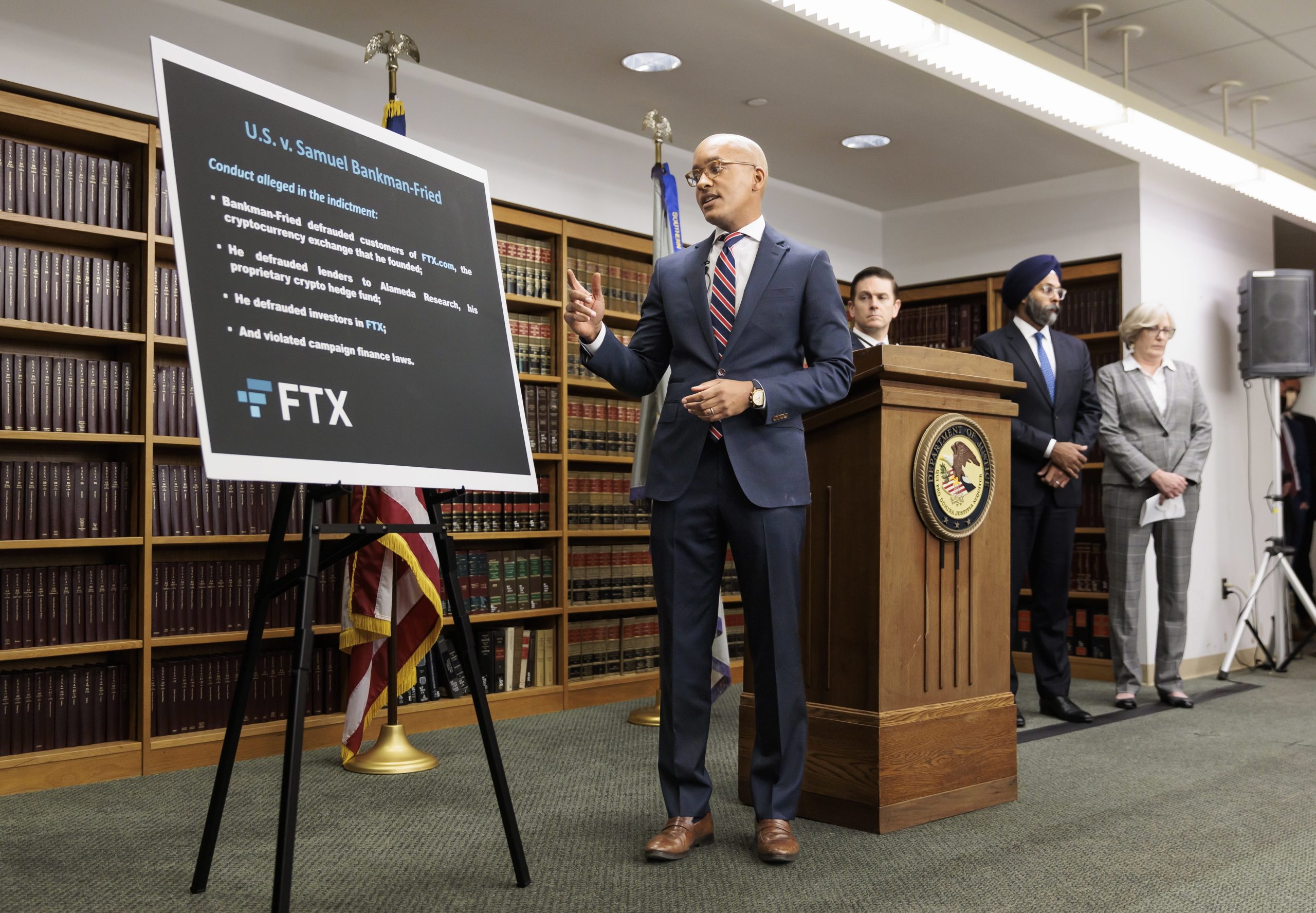 Dois sócios do fundador da plataforma de criptomoeda FTX declaram-se culpados de fraude