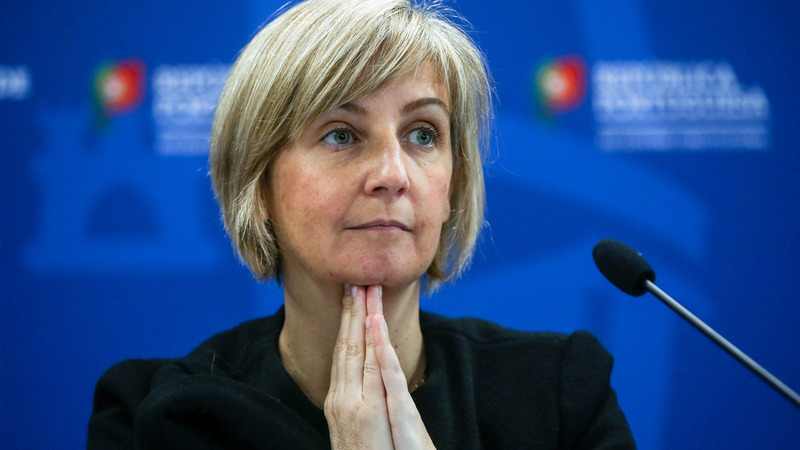 Covid-19: Linha SNS 24 vai ser reforçada sexta-feira com 81 enfermeiros, diz ministra